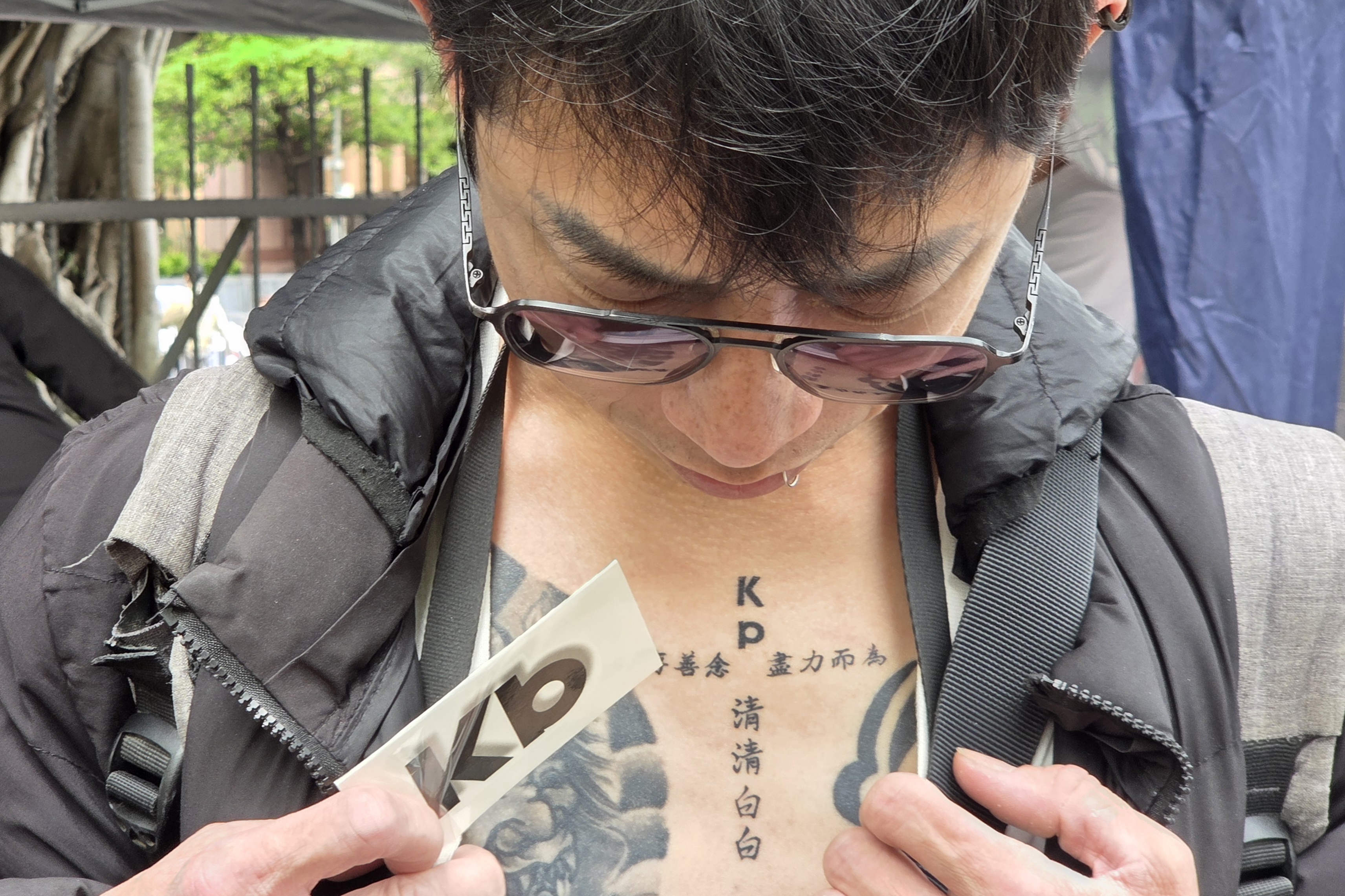 小草秀胸口刺青「KP清清白白、心存善念盡力而為」。（鏡報姜永年攝）