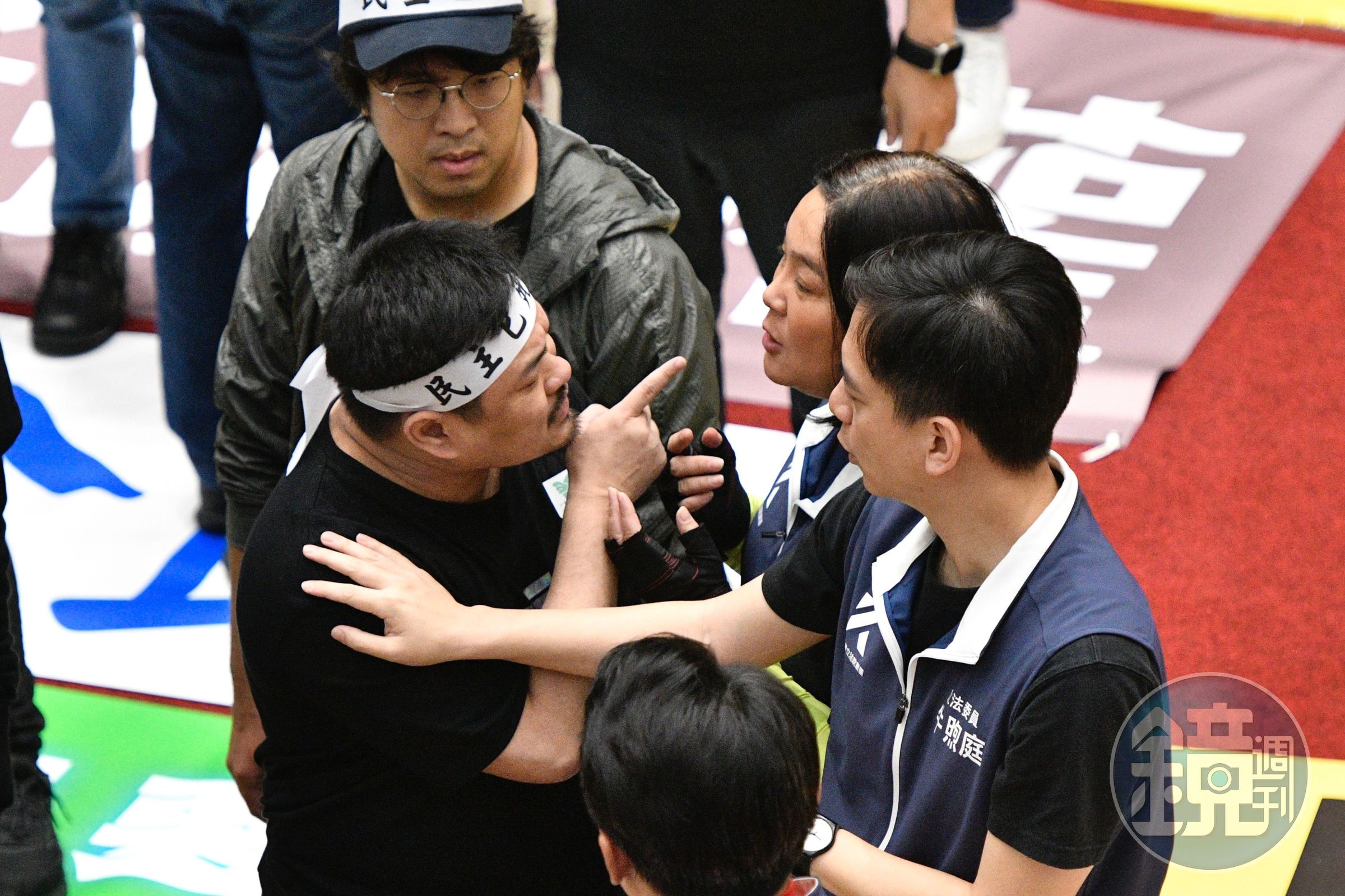 民進黨立委邱議瑩、洪申翰等人一度跟國民黨立委陳玉珍等人嘴上交鋒。