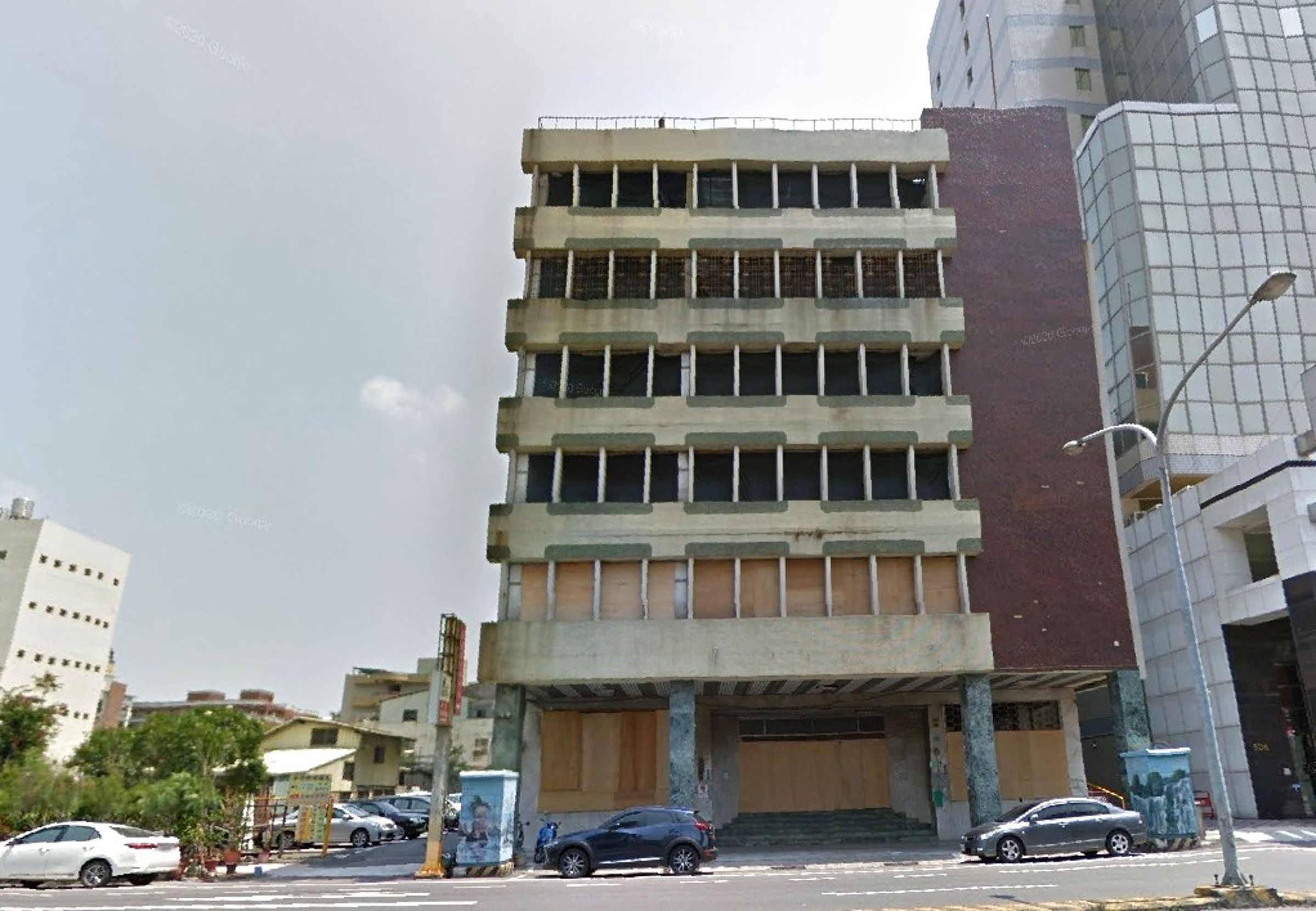 杏林醫院曾風光一時,結束營業後荒廢30年,近年經過修復,部分空間改建為商場。(翻攝Google maps)