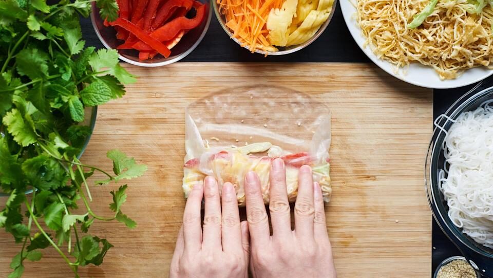 高雄正義市場一家40年的春捲老店昨(5日)爆出疑似大規模食物中毒案件,至今(6日)上午通報受害人數已增加至134人。示意圖。(翻攝自pixabay)