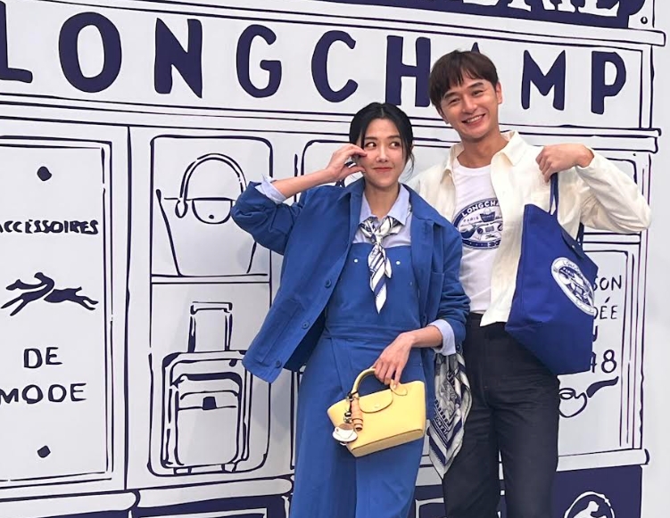 （左起）邵雨薇與張軒睿一身鈷藍色與白色裝扮出席活動顯得清爽。（陳慧明攝）