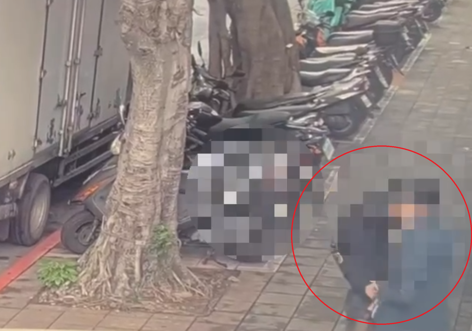被害人與假幣商黃男相約台北市大同區民權西路面交泰達幣，遭黃男噴辣椒水攻擊企圖行搶。（翻攝畫面）