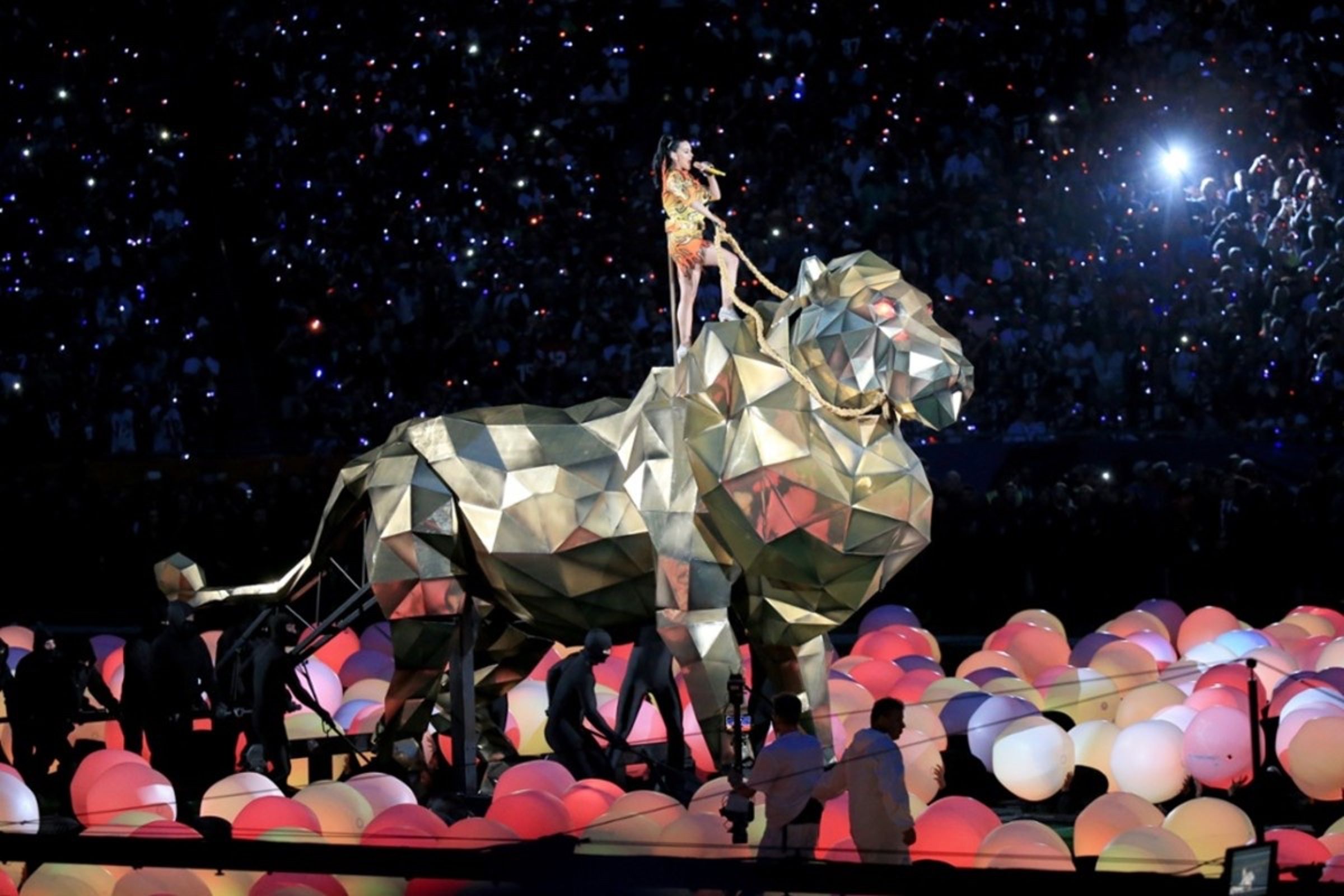 凱蒂佩芮2015年在超級盃中場秀表演,「騎獅子」進場蔚為經典。(翻攝X@Layzpotato09)