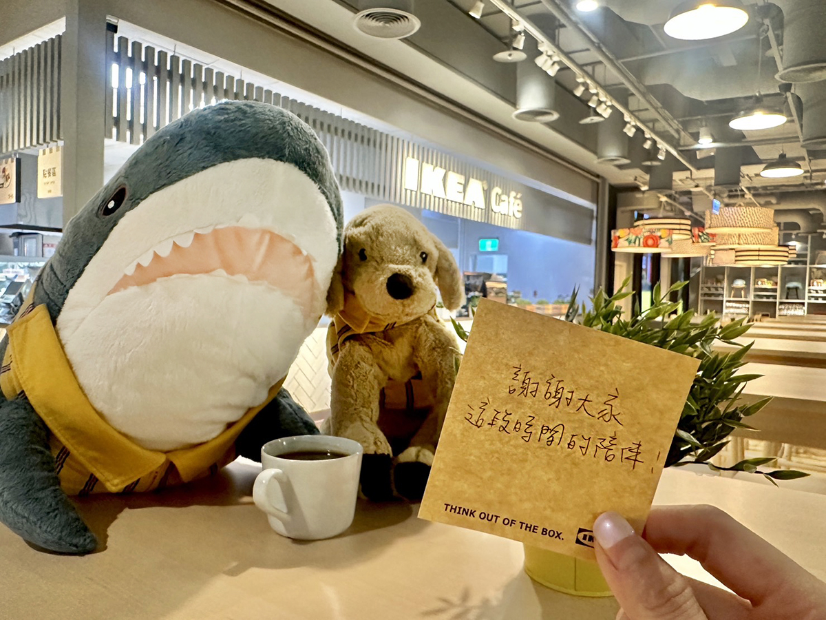 IKEA Café在便利貼紙條上寫下「謝謝大家這段時間的陪伴」。(翻攝自「IKEA 宜家家居 新店店」臉書)