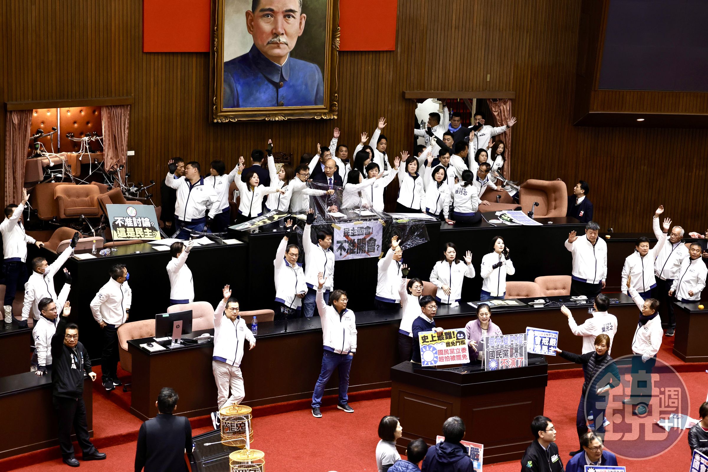 國民黨以多數立委優勢,強行三讀《選罷法》修法,通過「連署加嚴」的版本。