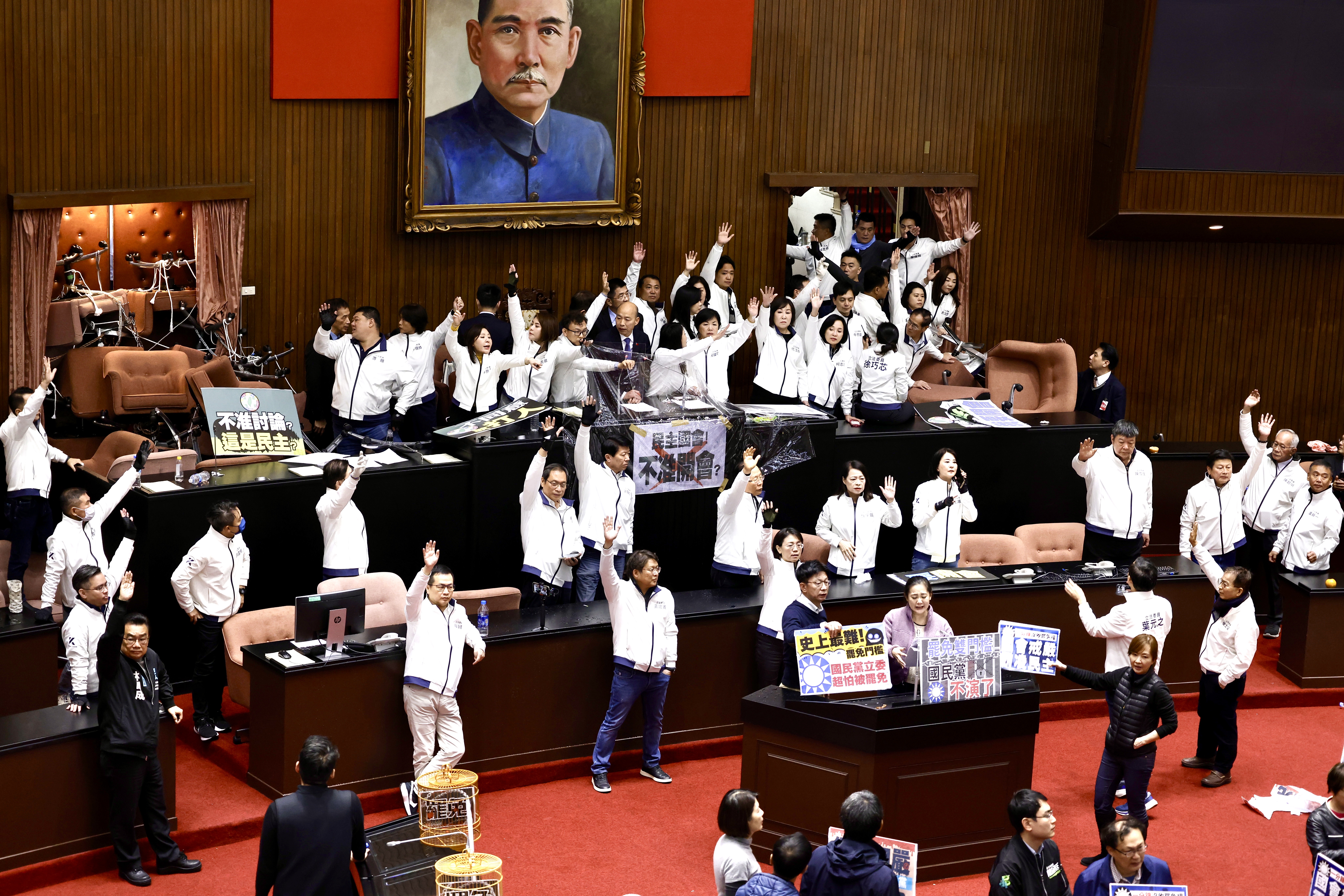 國民黨以多數立委優勢，強行三讀《選罷法》修法，通過「連署加嚴」的版本。