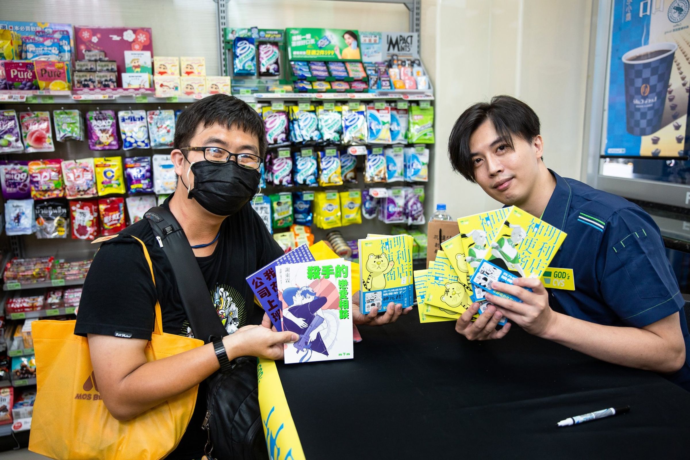 書迷帶來一整套的謝東霖作品,帶給謝東霖簽名。(鏡文學提供)