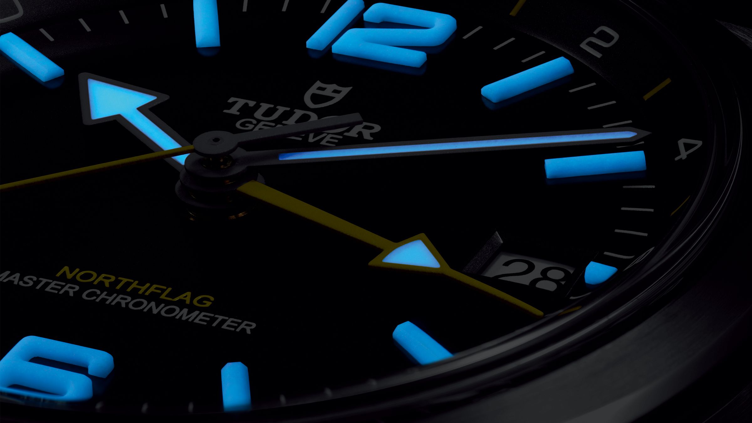 時標採用一體成形的夜光陶瓷製作，A級瑞士Super-LumiNova®藍色夜光確保黑暗中也可清楚辨識時間。