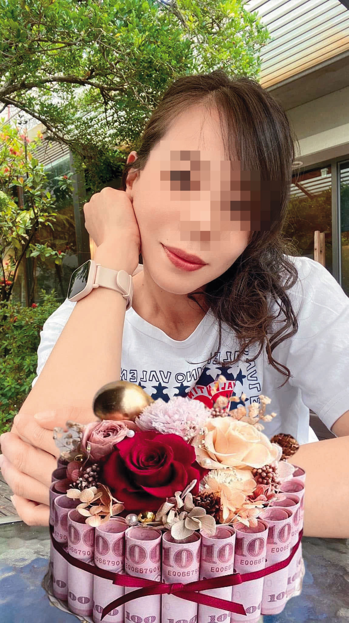 紀女3年前生日時,在臉書用鈔票蛋糕答謝朋友對她的祝福。(翻攝紀女臉書)