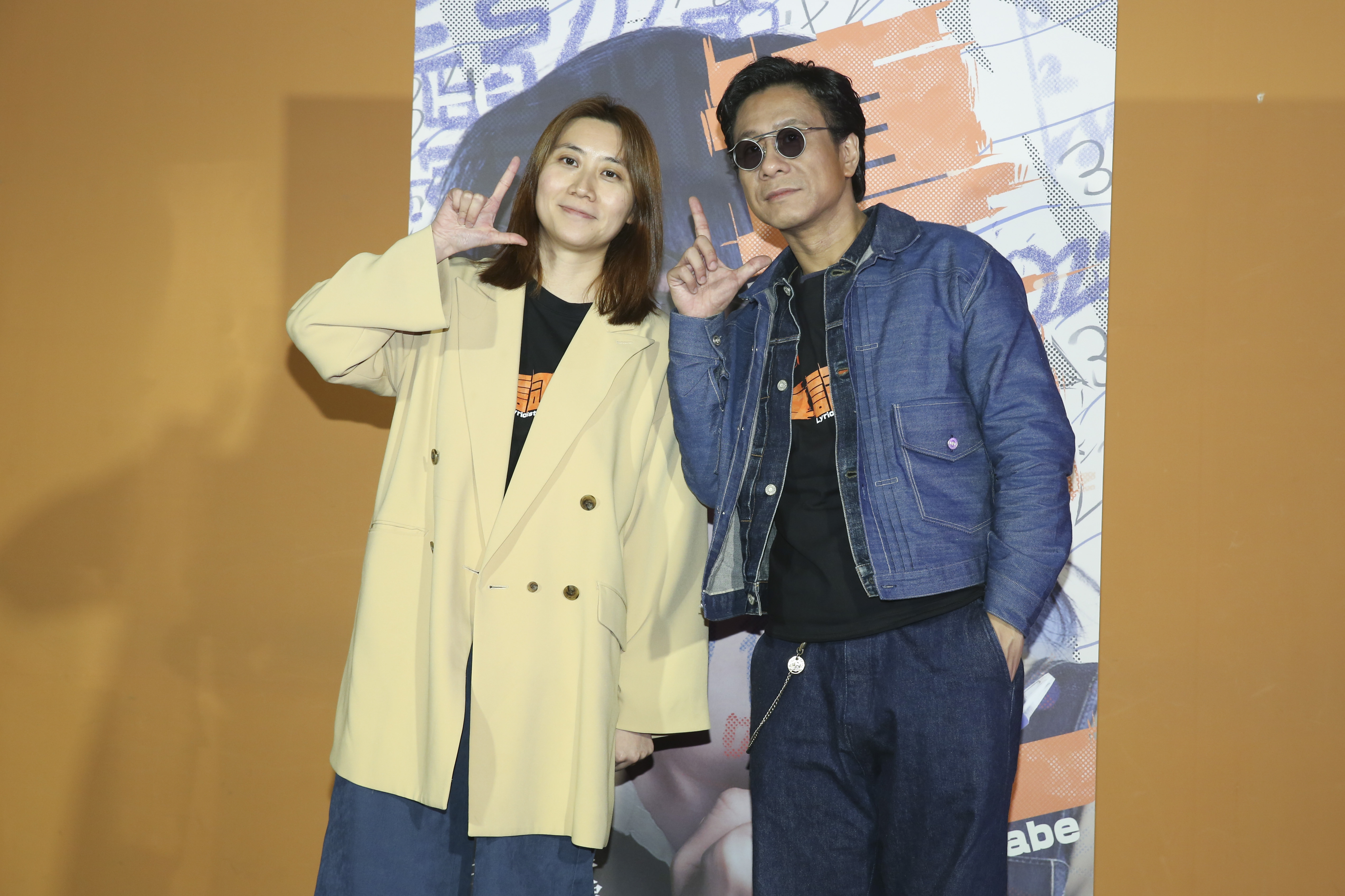 導演黃綺琳自資拍攝電影《填詞L》，她前作《金都》的男主角港星朱栢康，趁在台拍戲空檔特別來支持電影首映。