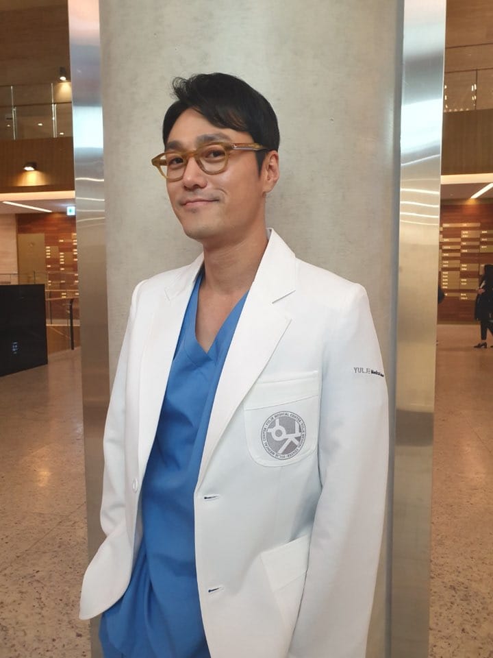 崔英俊在《機智醫生生活》飾演醫師奉光賢,是院中的八卦王,掌握許多小道情報。(翻攝自Double K娛樂Facebook)