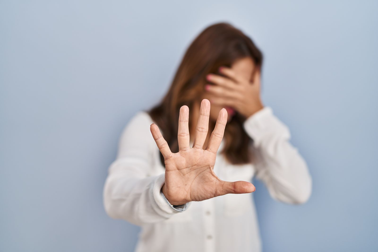 機場女保全身材太好!色男「接機變接近」,下半身偷頂她下體。(翻攝freepik圖庫)