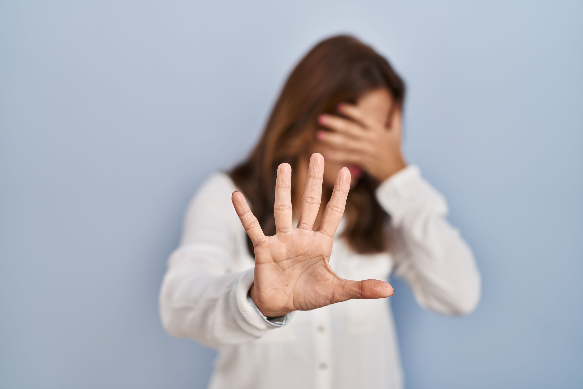 機場女保全身材太好！色男「接機變接近」，下半身偷頂她下體。（翻攝freepik圖庫）