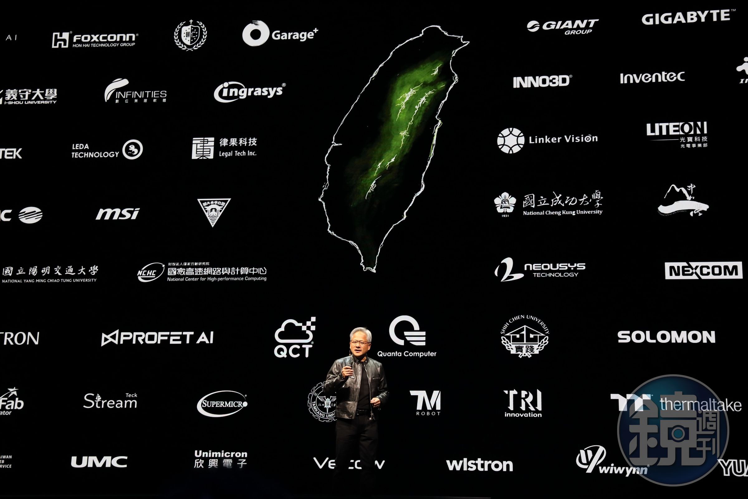 黃仁勳在演講中，點名感謝台灣的供應商，背景為台灣各大供應商。