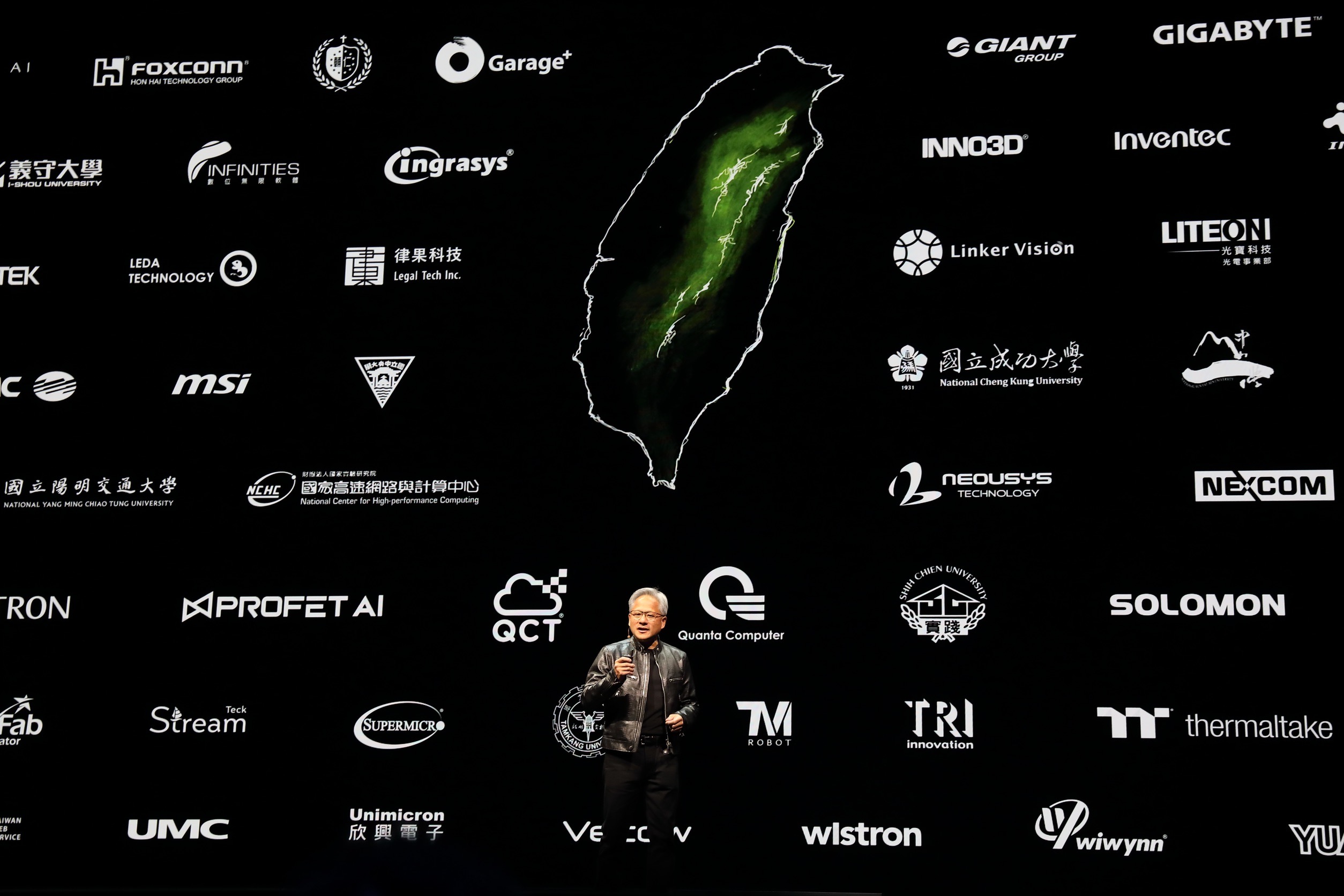 黃仁勳在演講中,點名感謝台灣的供應商,背景為台灣各大供應商。