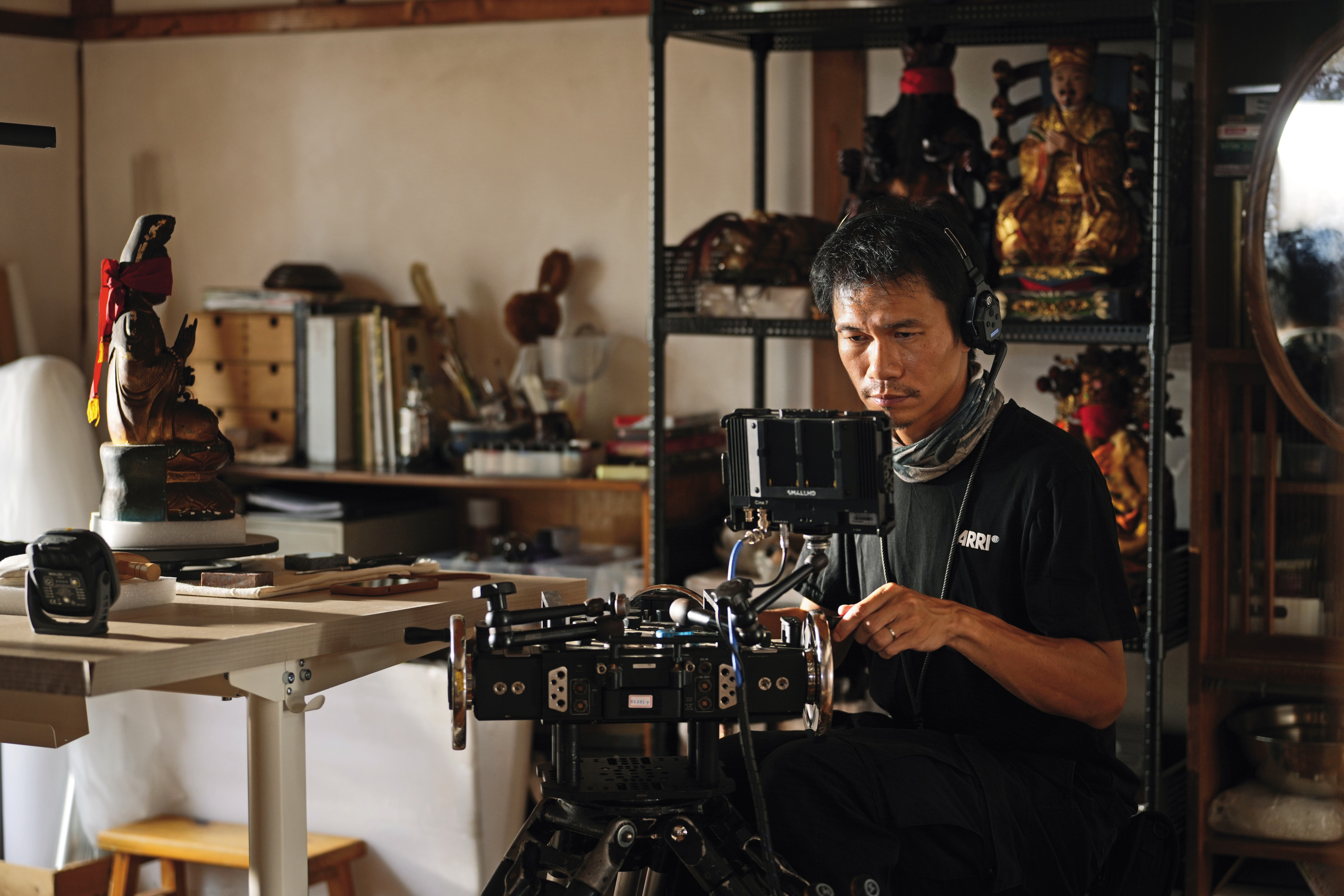 攝影指導陳麒文覺得拍攝恐怖電影要思考各種光影效果，非常燒腦。（天予電影提供）