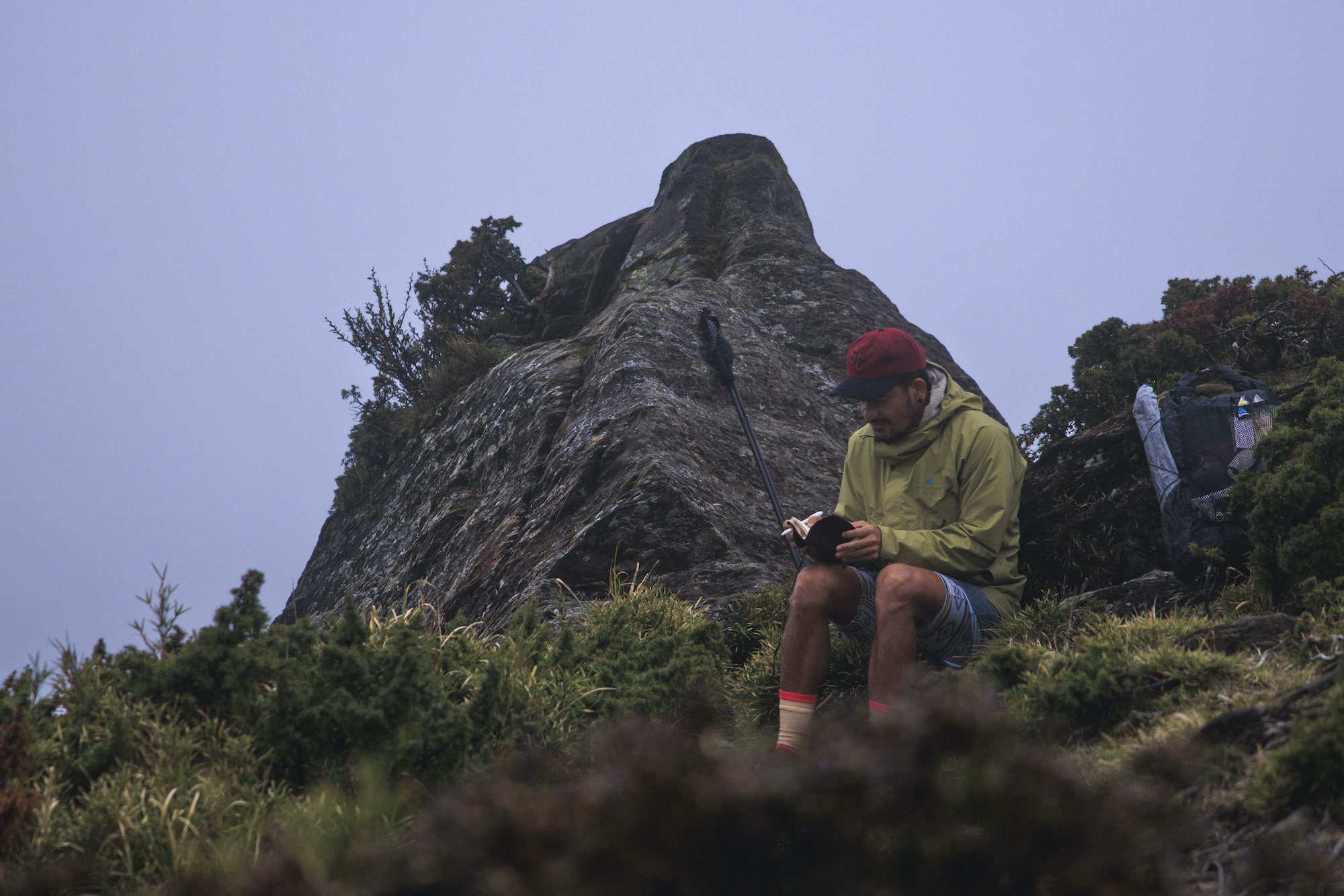 張震嶽創作〈媽媽的眼睛〉,源自母親離世後的心靈對話。(本色音樂提供)