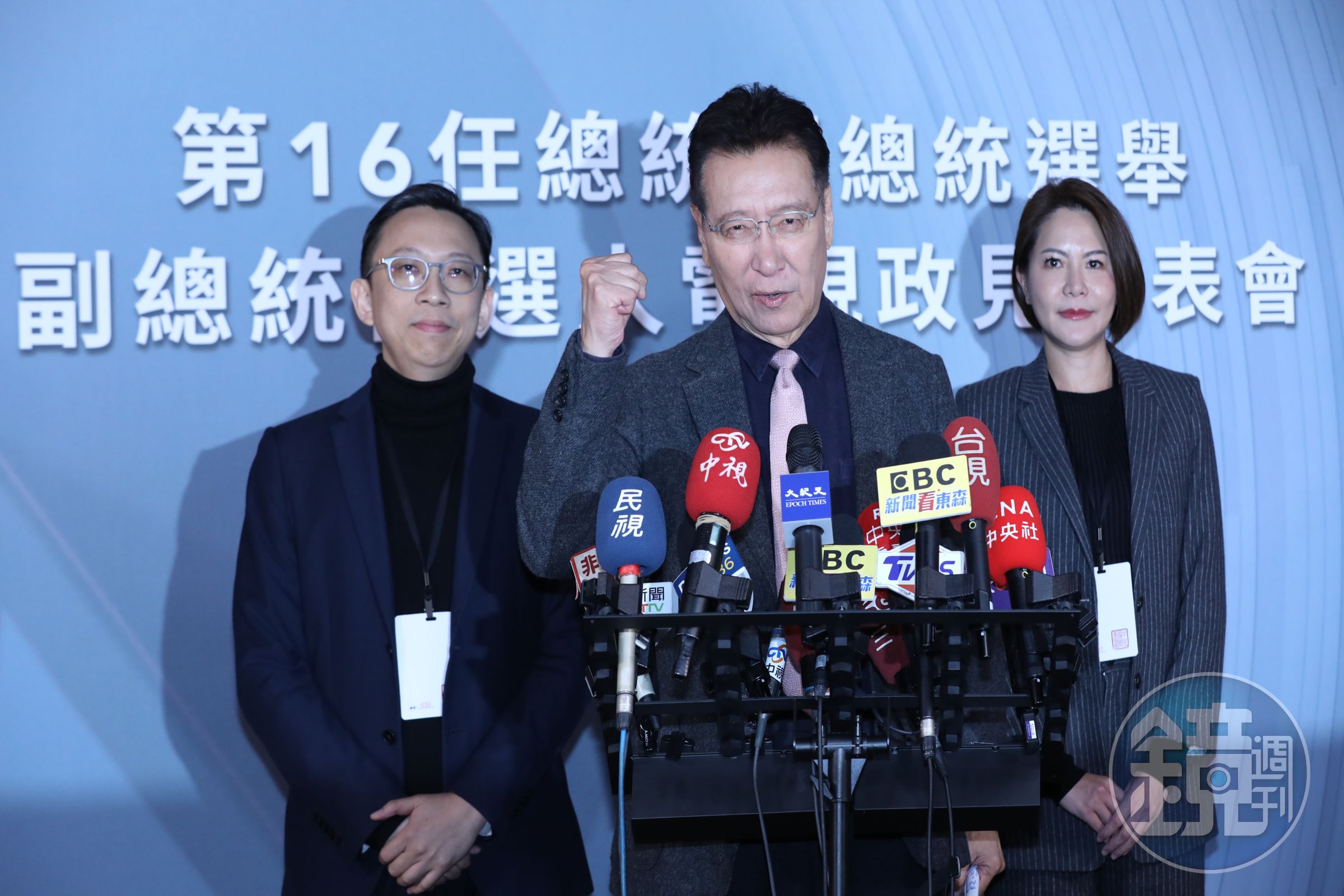 針對路透報導，中國官方向「五月天」施壓，國民黨副總統候選人趙少康（中）表示：逼五月天表態會嚴重傷害歌迷的心，真是愚蠢至極。（本刊資料照）