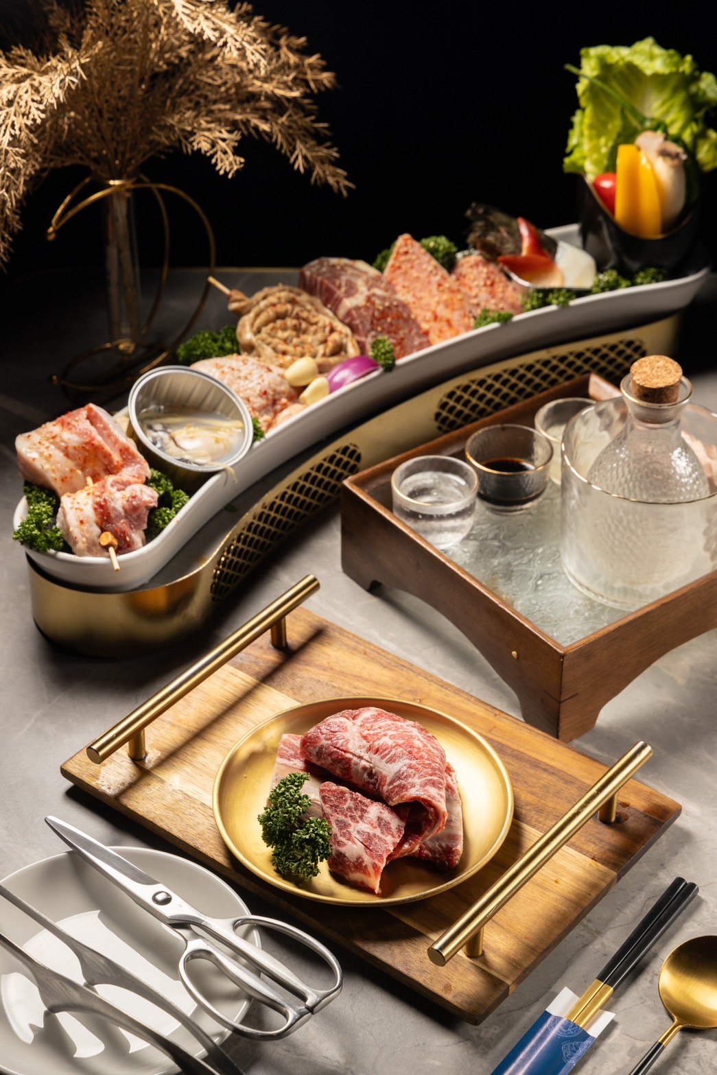 無窮套餐的烤物品項多達7種，除了各類豬、牛肉，還有生蠔、鮮蝦等海味。（3,680元／無窮雙人套餐） 