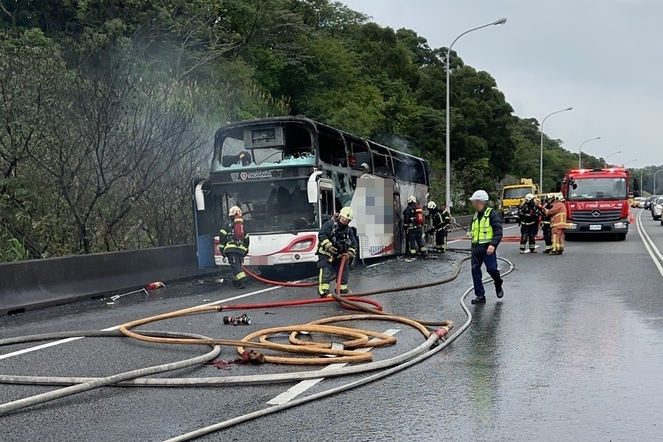 經警消全力灌救，遊覽車的火勢被撲滅。（翻攝畫面）