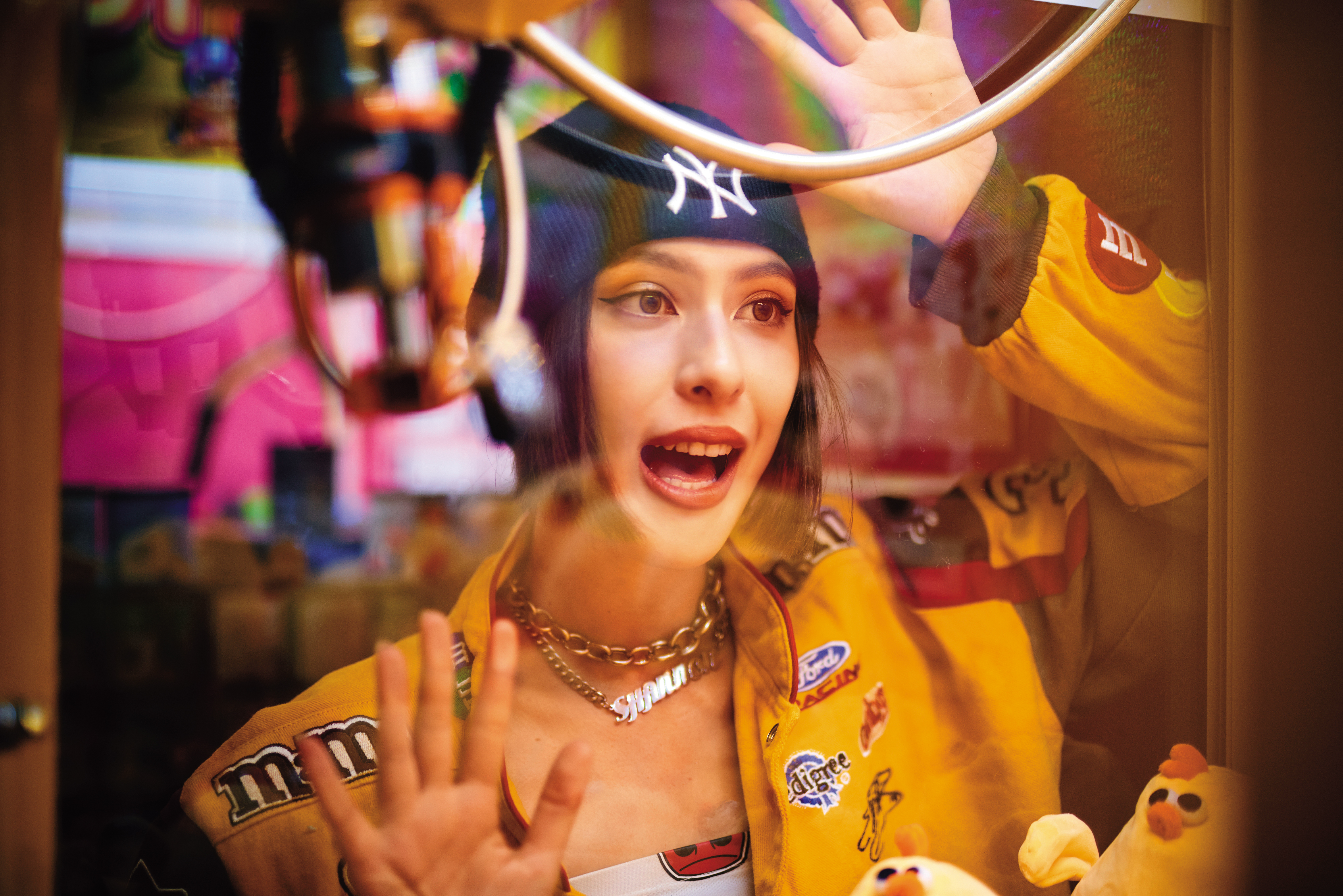 佟凱玲玩夾娃娃機技術一流，還會指導團員哪一種比較好夾。