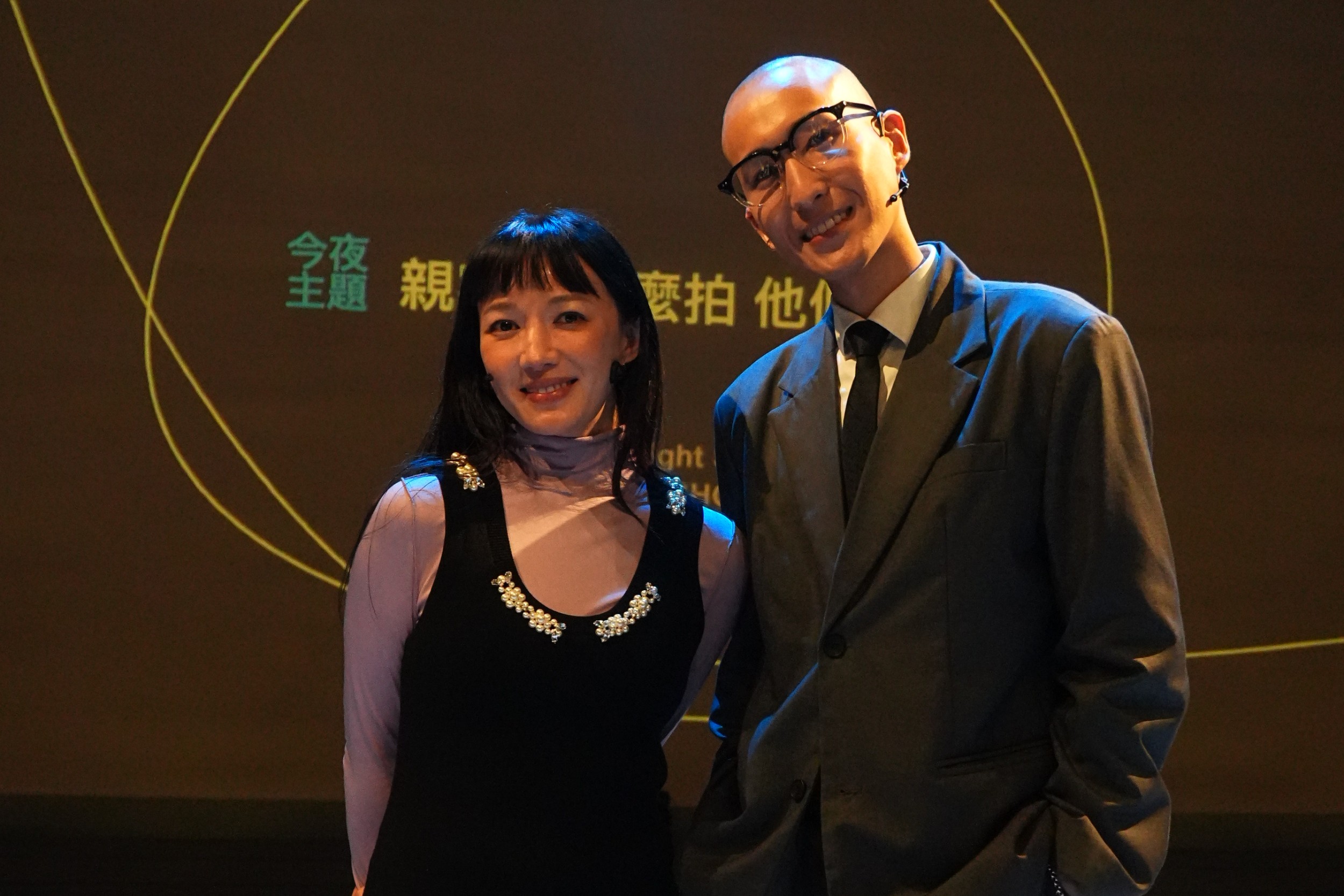 金鐘獎演員李杏（左）與男友劉珞亦（右）首度在電視節目中同台亮相。（公視提供）