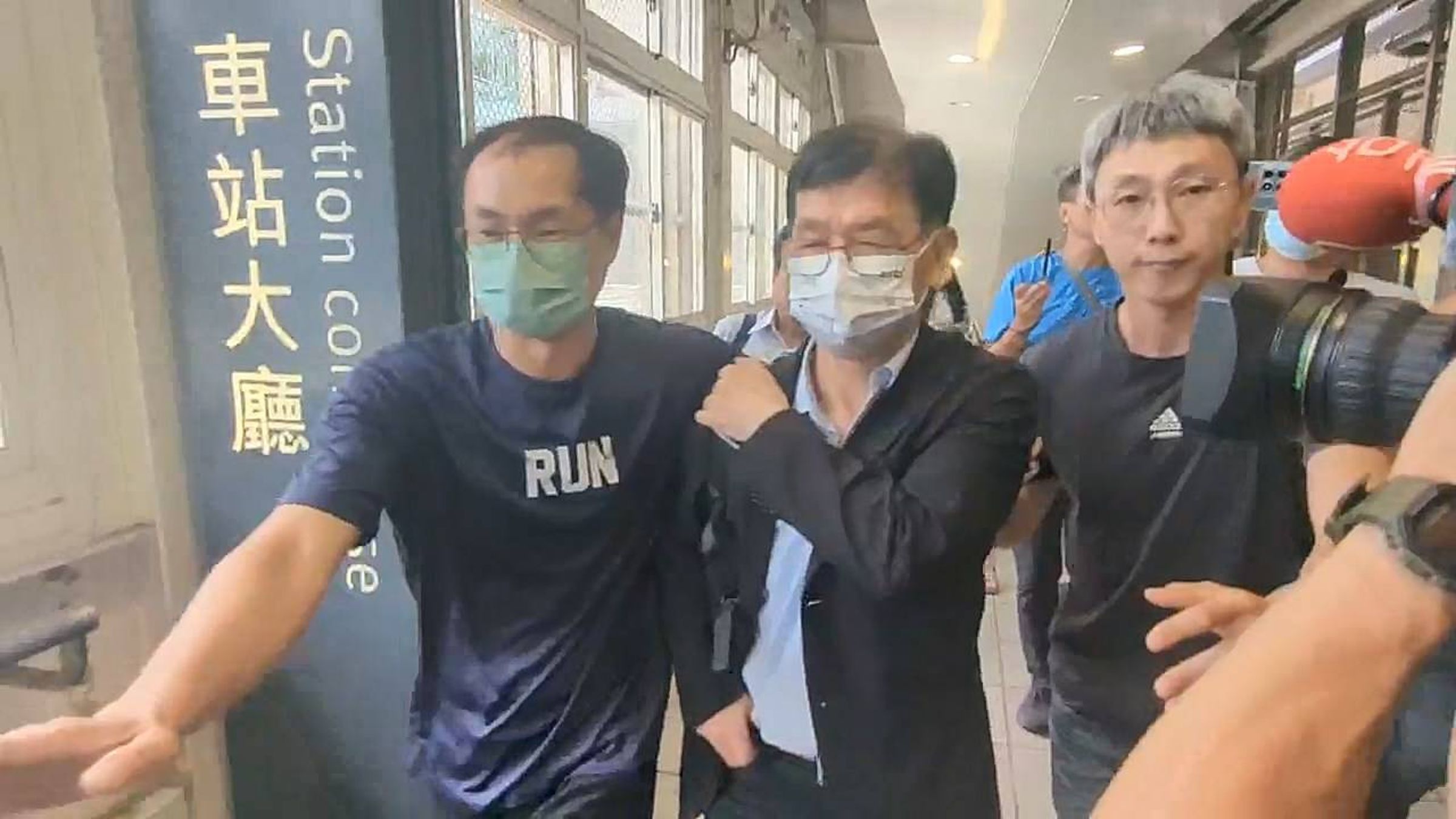彭振聲今晨原定出庭，卻突接噩耗當場情緒潰堤。（鏡新聞提供）