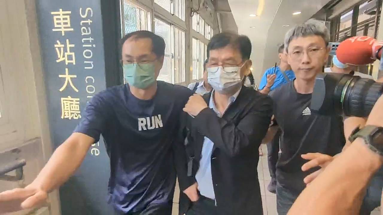 彭振聲今晨原定出庭，卻突接噩耗當場情緒潰堤。（鏡新聞提供）