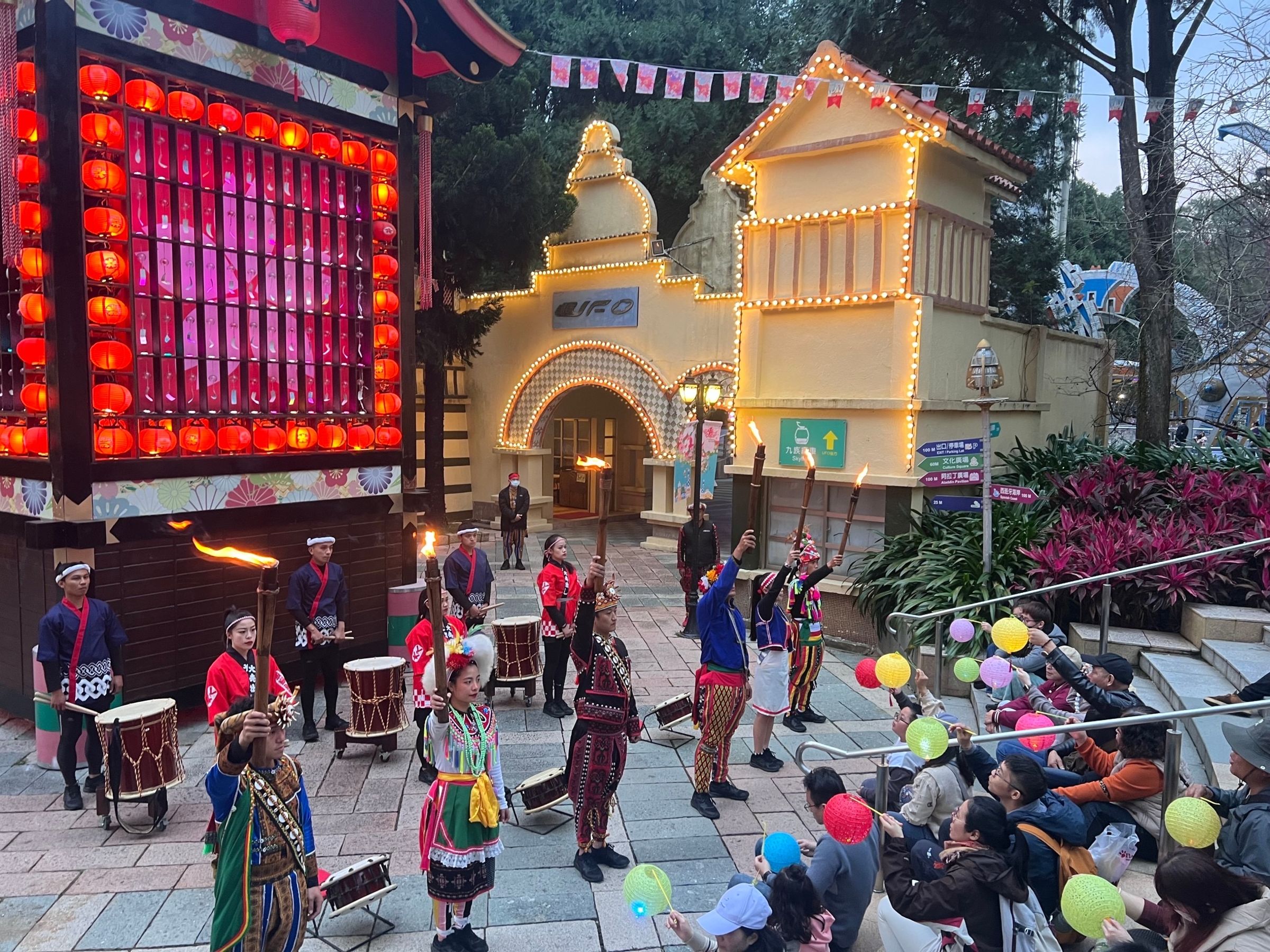 大祭師每日送出免費燈籠,邀請大家一起提燈賞夜櫻,熱鬧又極具儀式感。