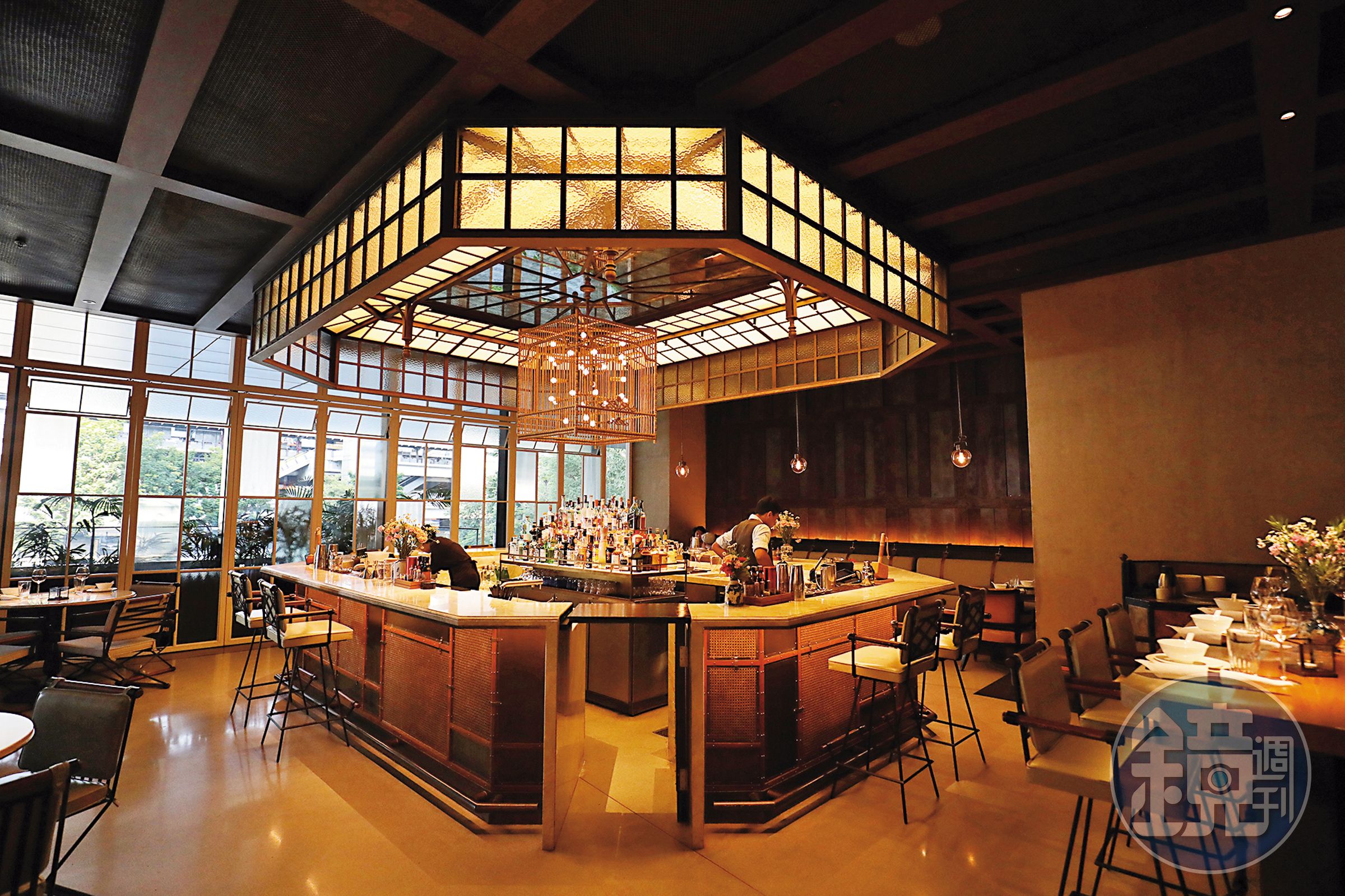 「卅二公館Mott32」中央設有一座華麗酒吧，迎合西方人吃飯前先喝一杯的習慣。