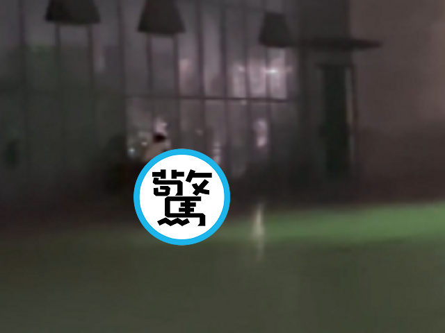 野戰首選校園，炮火連天！情侶與圍觀鄉民都興奮。（翻自《黑料網》）