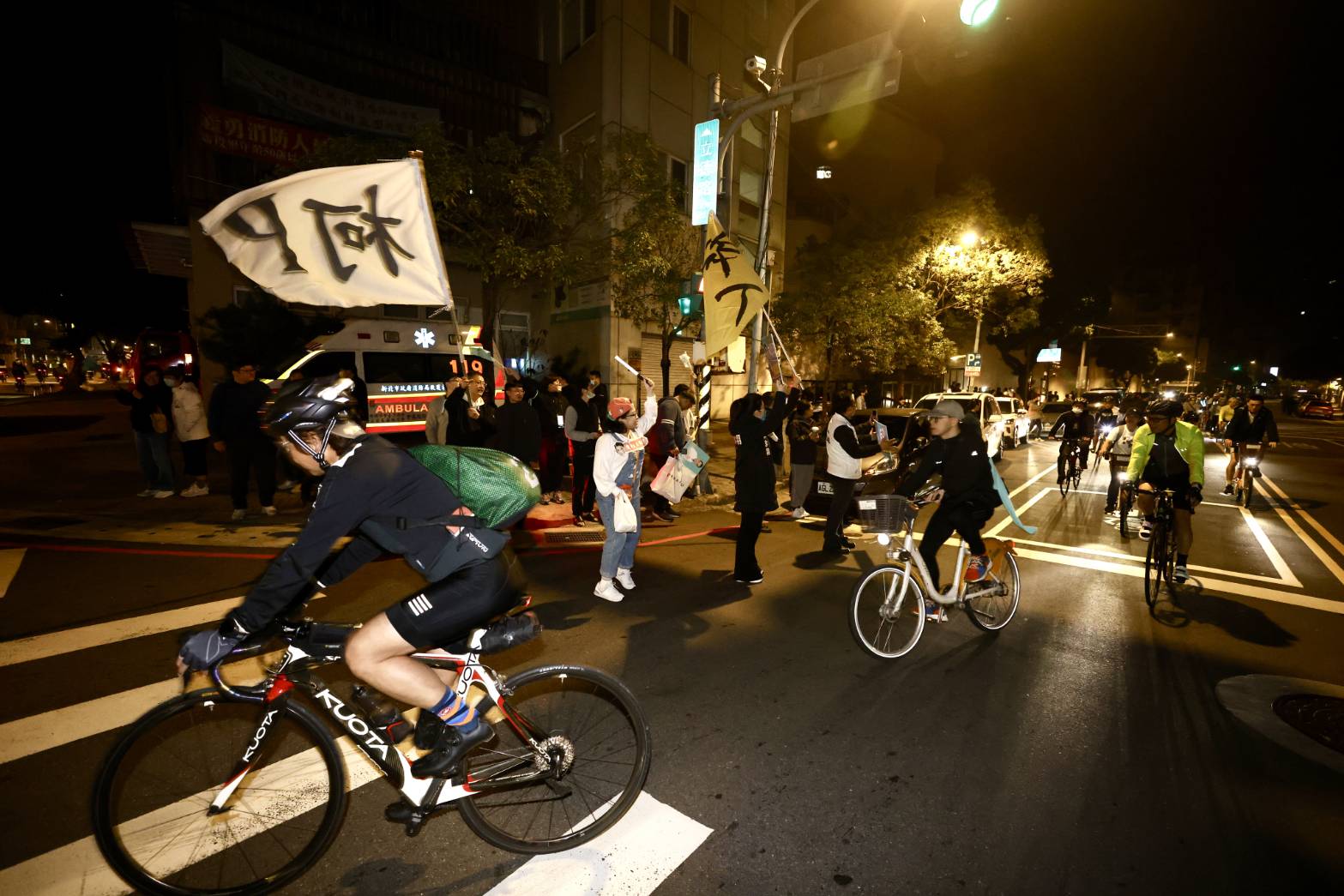 為聲援柯文哲，民眾黨今年一日北高活動從土城看守所出發。