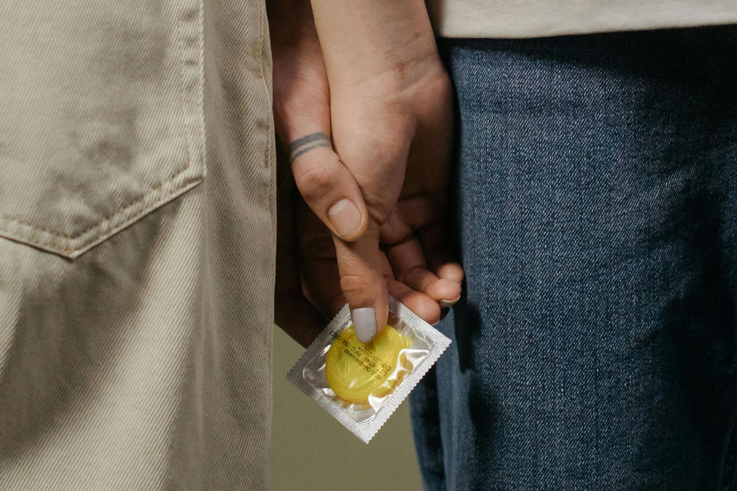 一名36歲的俄羅斯男子異想天開,吞下藏毒保險套闖關逃避海關檢查,示意圖。(pexels提供)
