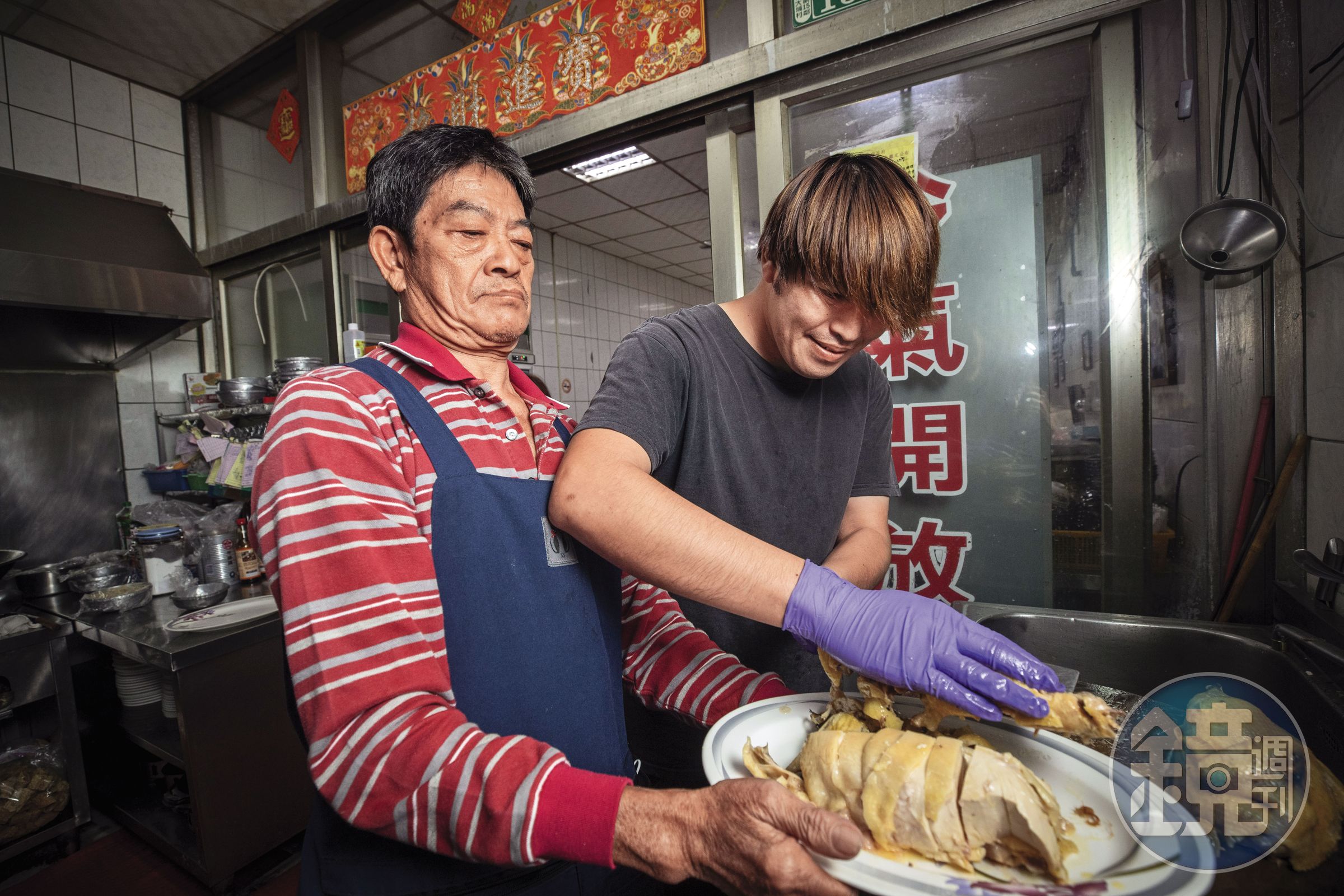 自家養的白斬雞亦是佳香的招牌菜,江明苓老公羅吉鎮(左)與次子羅偉壬(右)負責砧板備菜。