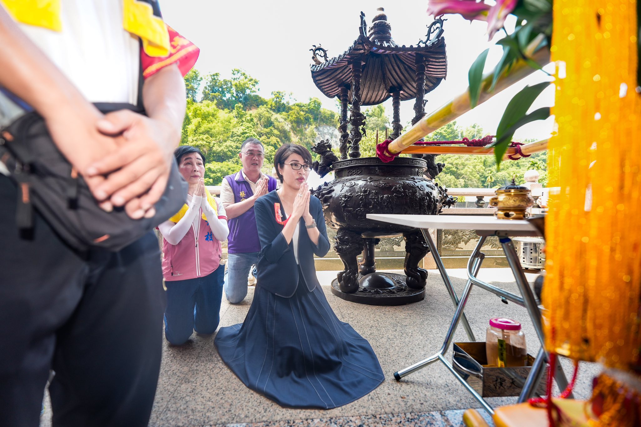  許淑華虔誠祈願在白沙屯媽祖鑾轎賜福加持下，南投四時無災、風調雨順。（翻攝自許淑華臉書）
