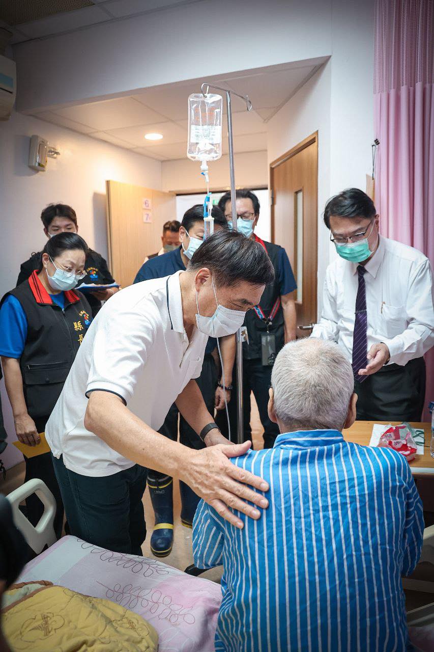 徐榛蔚缺席中央前進指揮所的工作會議,被抓包原來是特地陪郝龍斌到醫院跑行程。(翻攝自郝龍斌臉書)