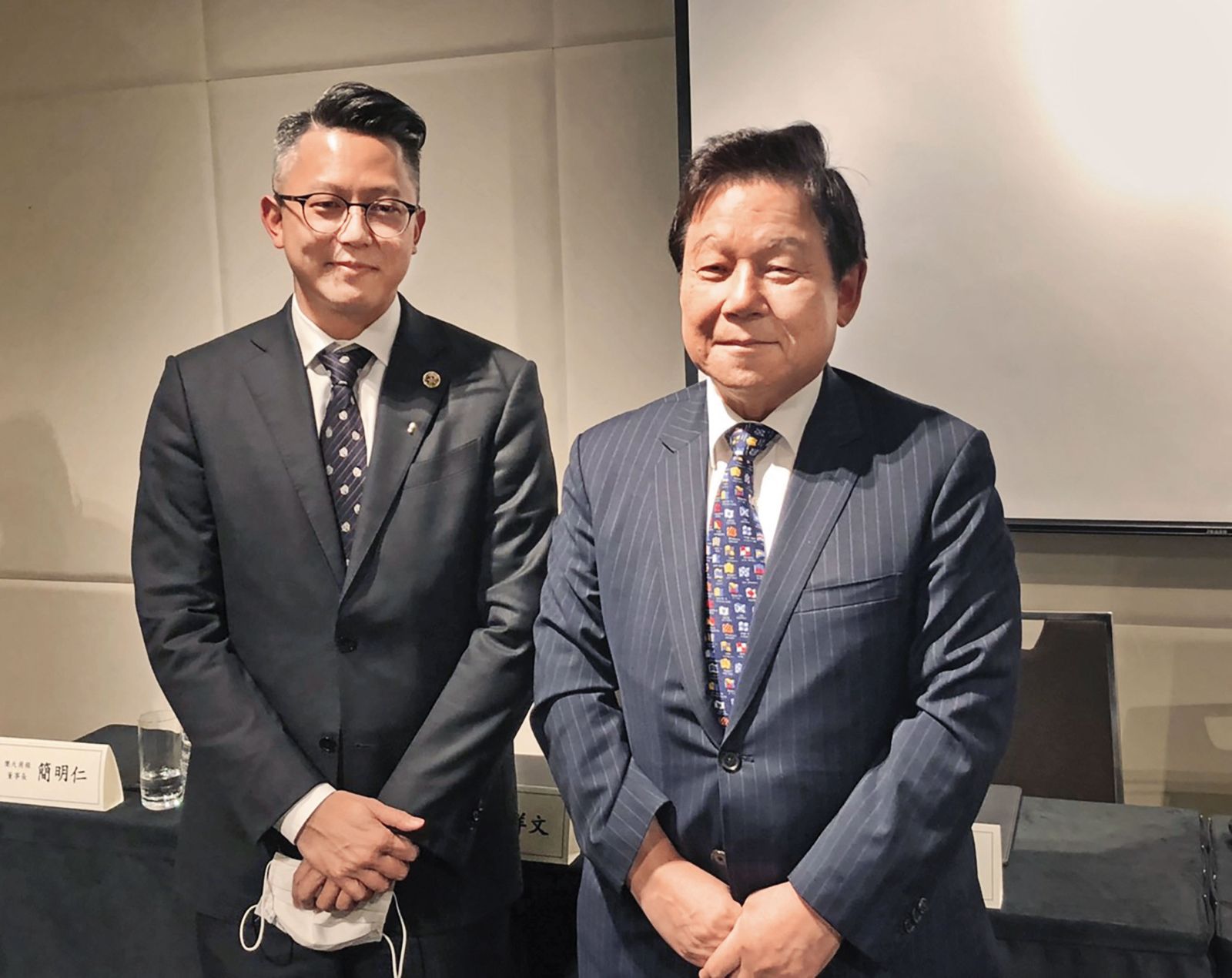 現任國票金董事長魏啟林（右）是昔日擔任國票金副董事長的蔡紹中（左）請益對象。（中央社）