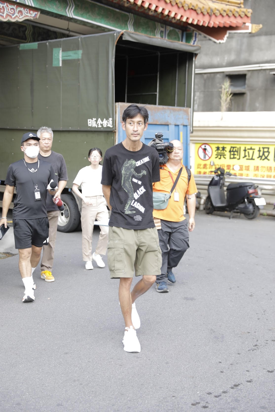 爆瘦的唐治平今日現身板橋殯儀館時，勉強擠出笑容，還對媒體比YA，讓人看了頗為不忍。