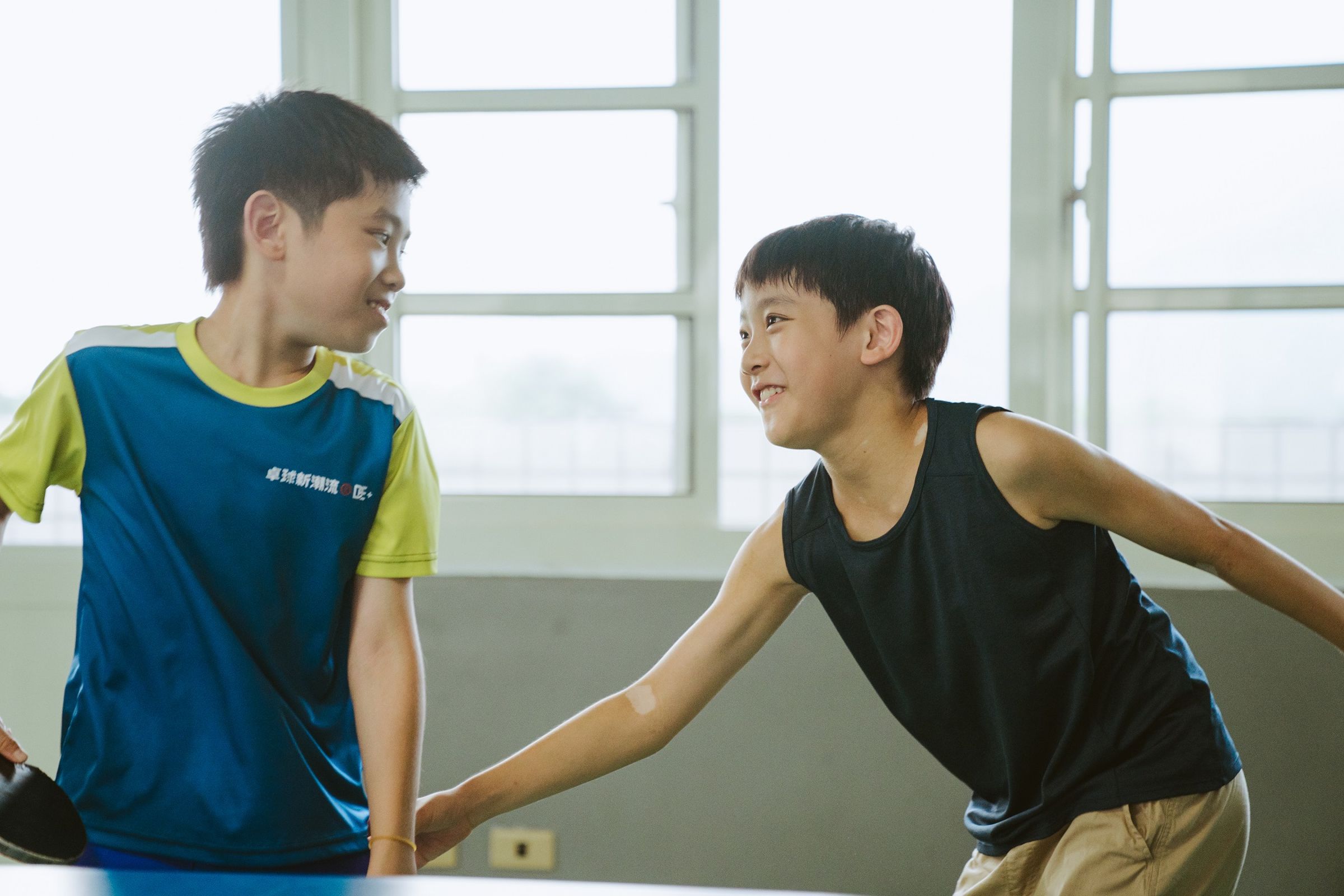 有桌球底子的彭裕愷（右）、李星緯（左）以流暢自然的演出獲得肯定。（華納提供）