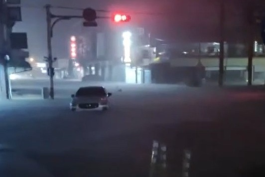 宜蘭蘇澳因暴雨淹水。（翻攝自記者爆料網）