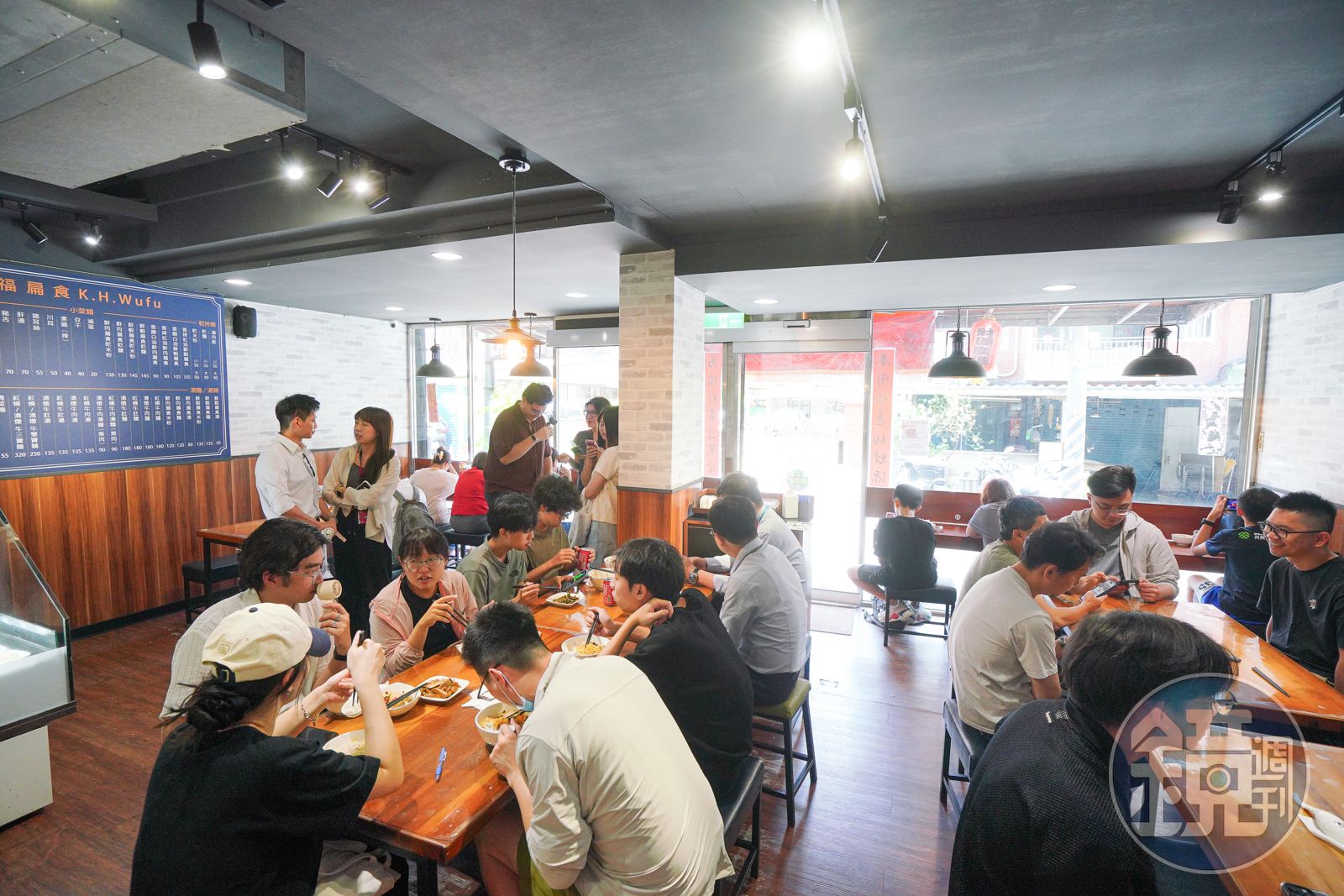 內湖二代店寬敞明亮，平日中午不到12點，已坐滿來用餐的內科新貴
