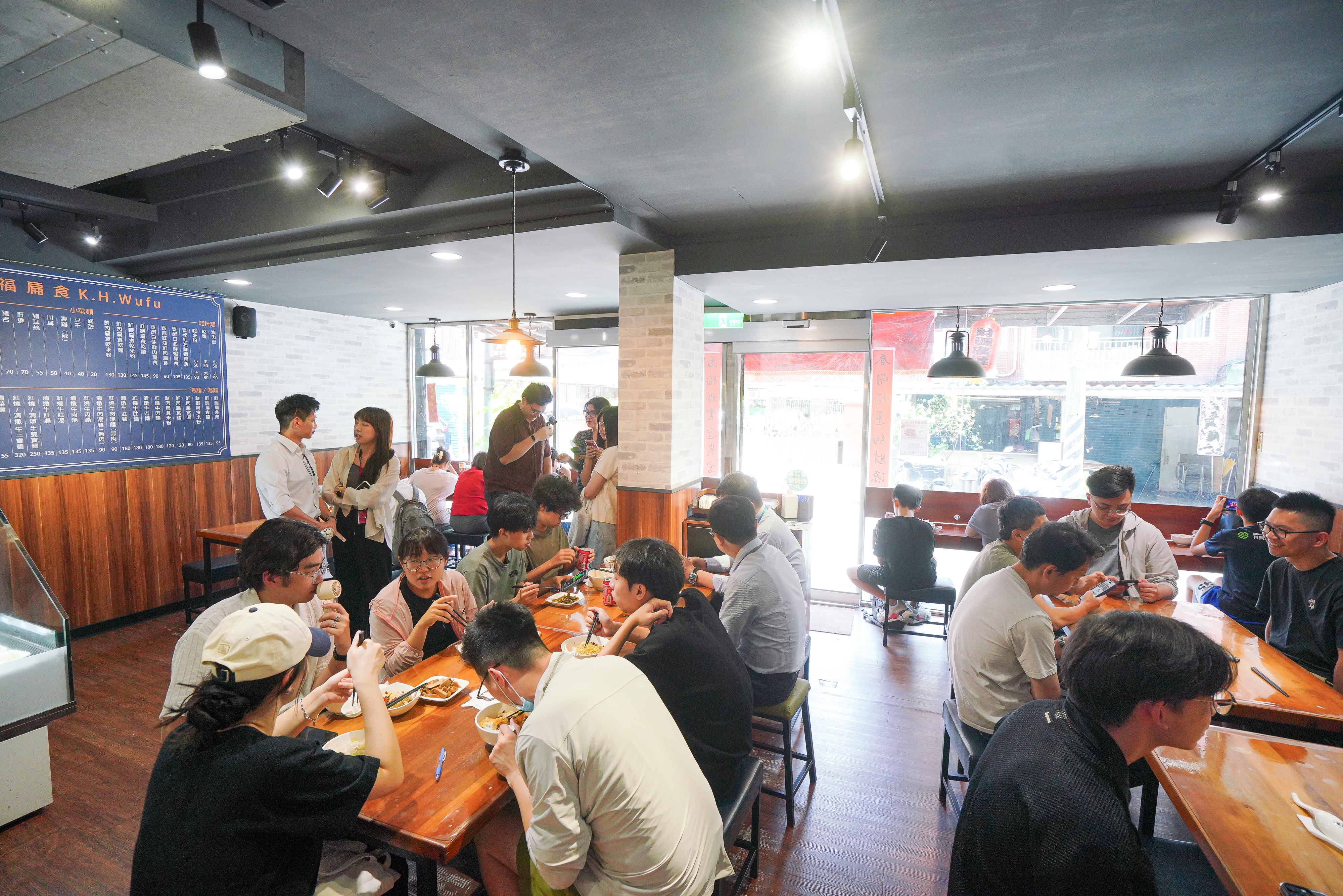 內湖二代店寬敞明亮,平日中午不到12點,已坐滿來用餐的內科新貴。