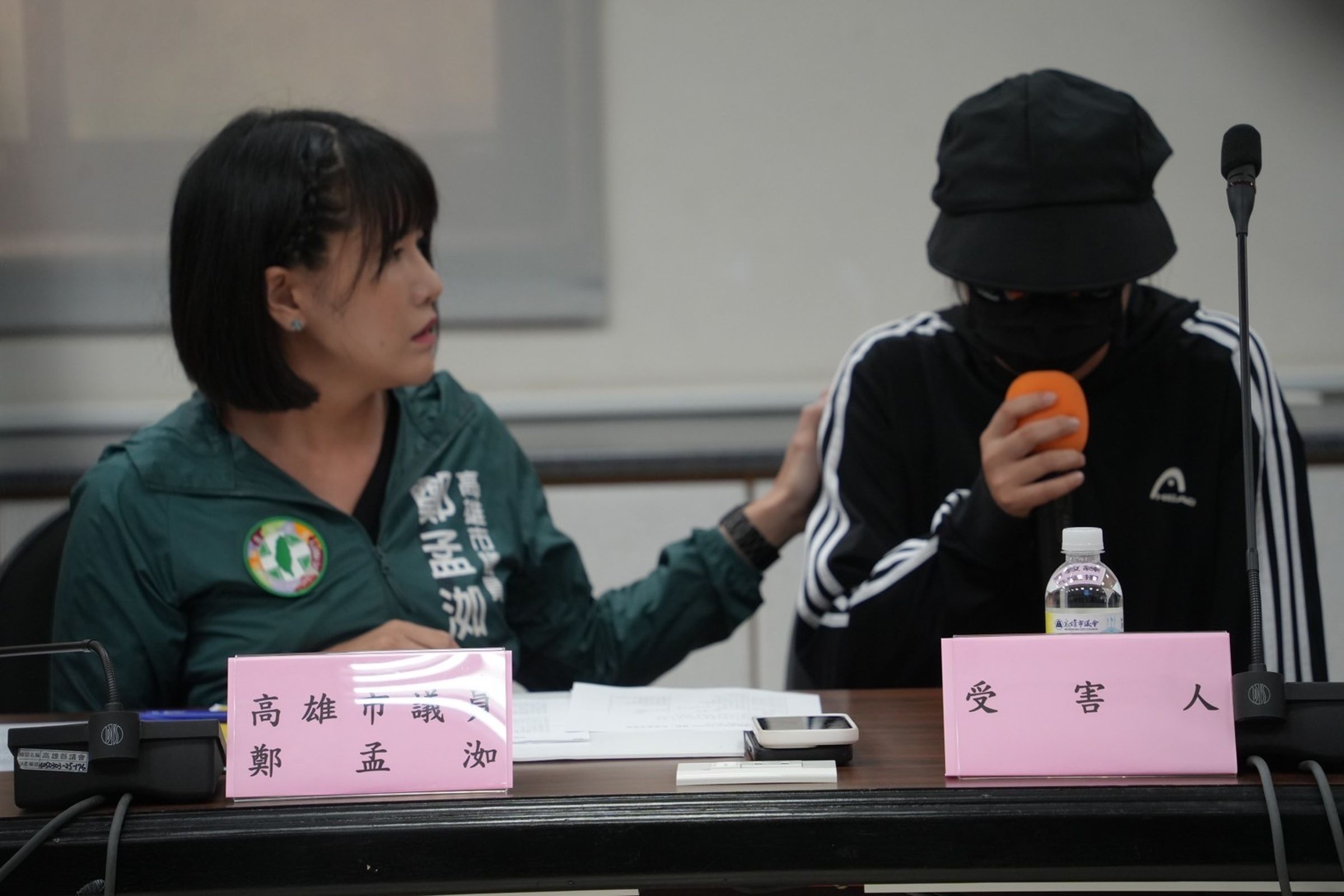 高雄市議員鄭孟洳陪同受害者出面，揭露曲棍球教練的性騷擾惡行。（鄭孟洳服務處提供）