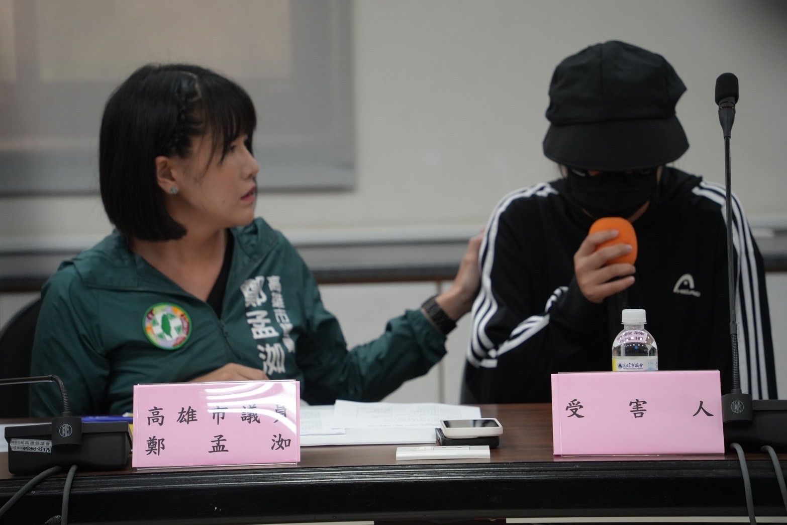 高雄市議員鄭孟洳陪同受害者出面，揭露曲棍球教練的性騷擾惡行。（鄭孟洳服務處提供）