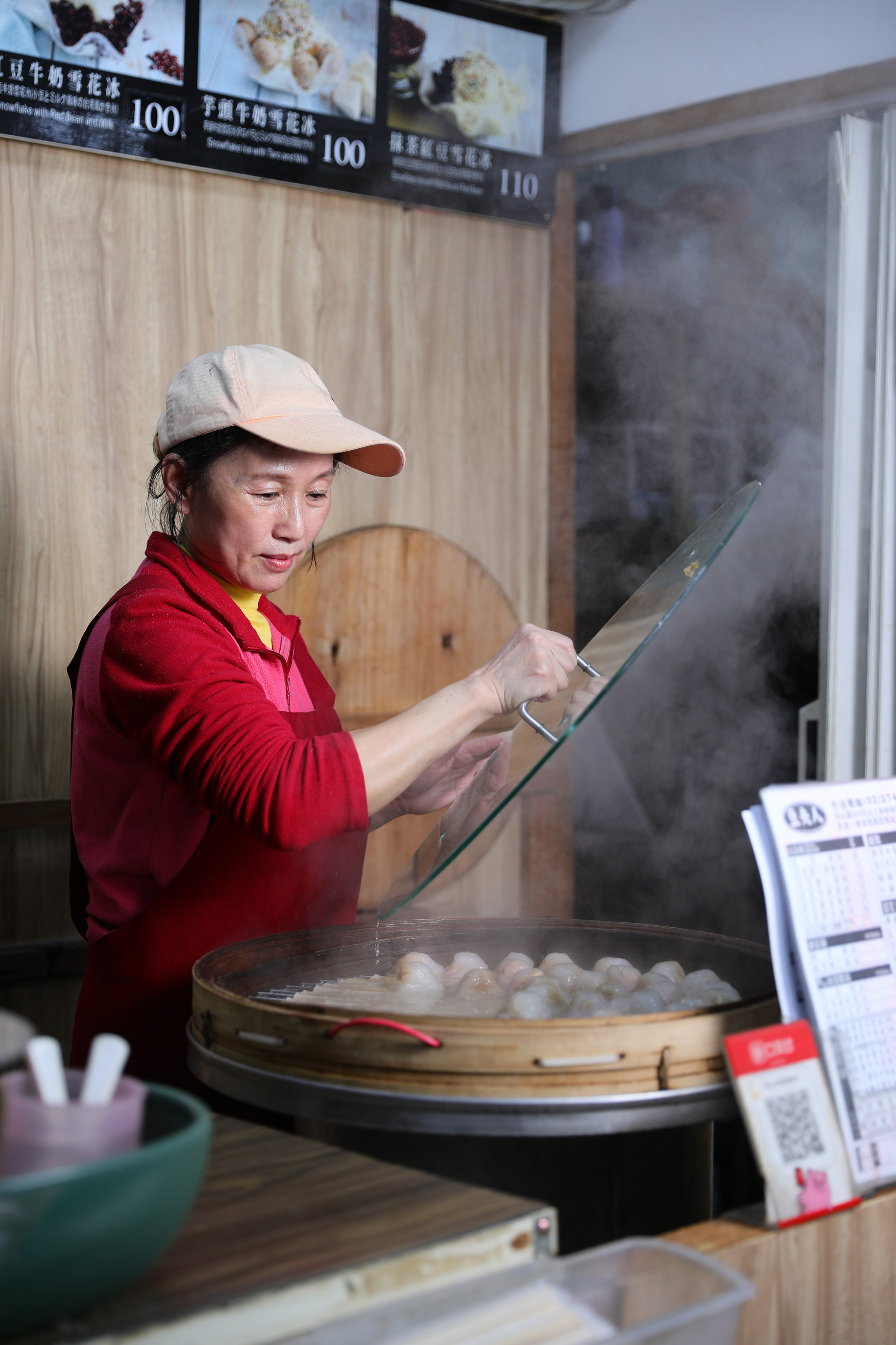 「豆夫人」的老闆娘葉太太來自屏東萬丹，原先以銷售生紅豆起家。