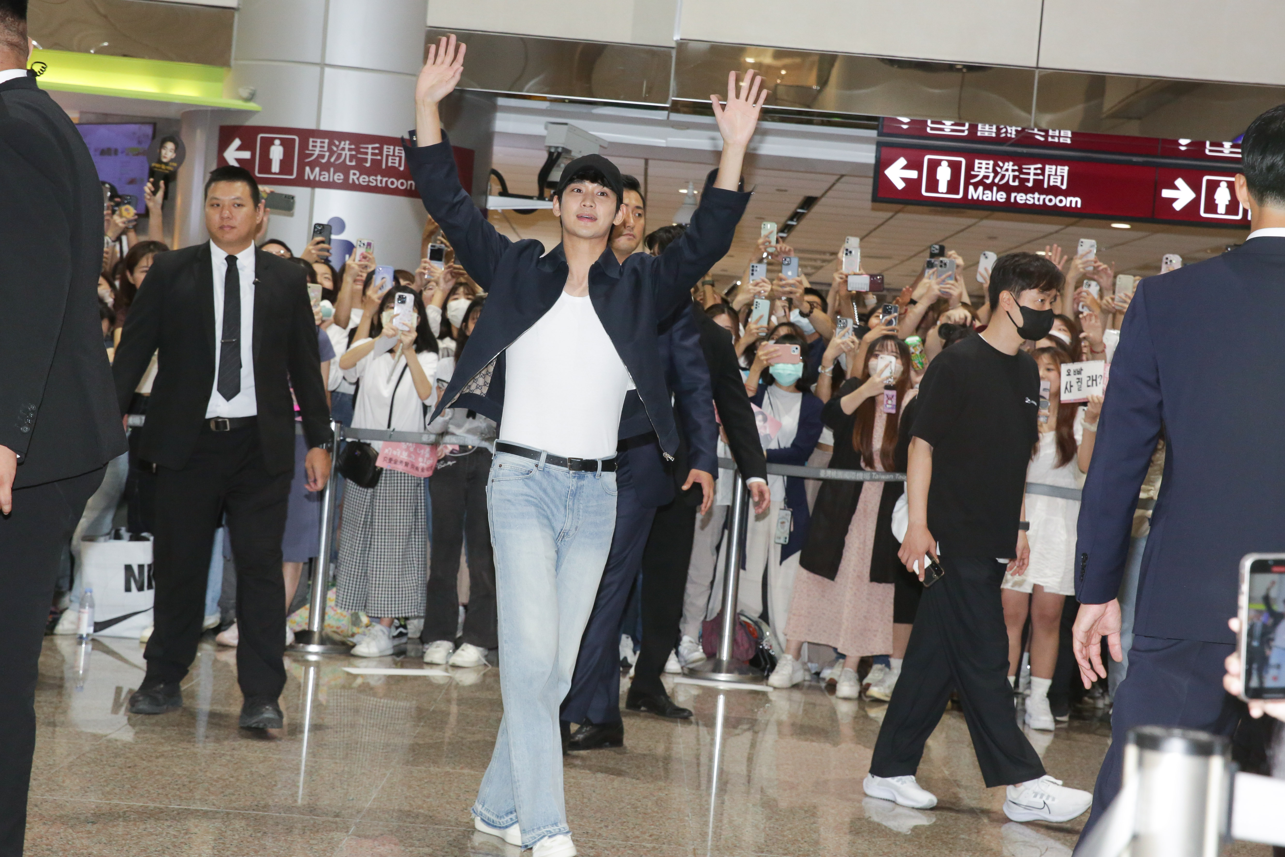 金秀賢今（5日）抵台受到800名粉絲歡迎。