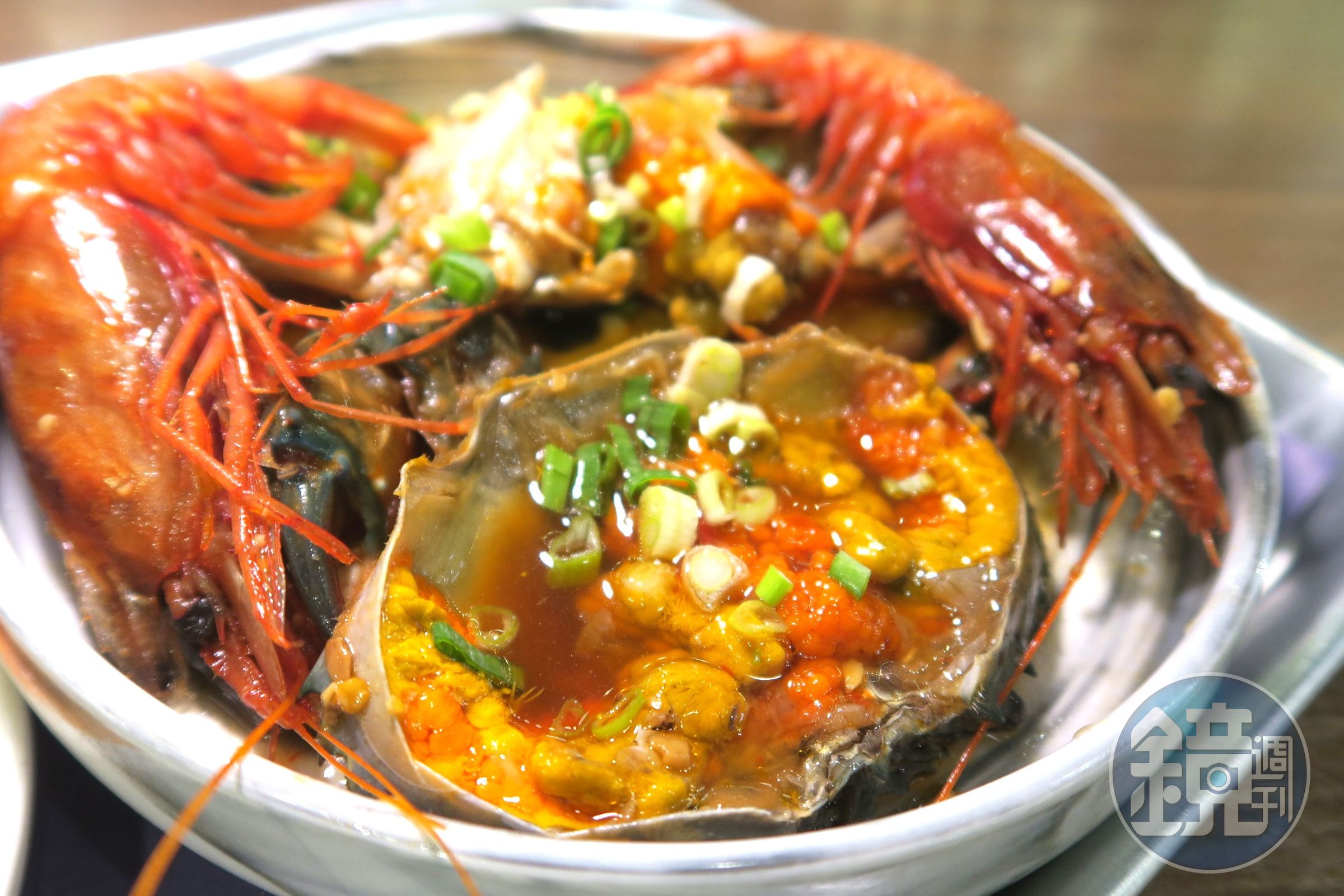 味爵主打的「高粱酒香生醃醬蟹」（880元／套餐）與「生醃魔鬼蝦」（680元／套餐）都醃漬入味卻不過鹹，讓人一吃難忘。