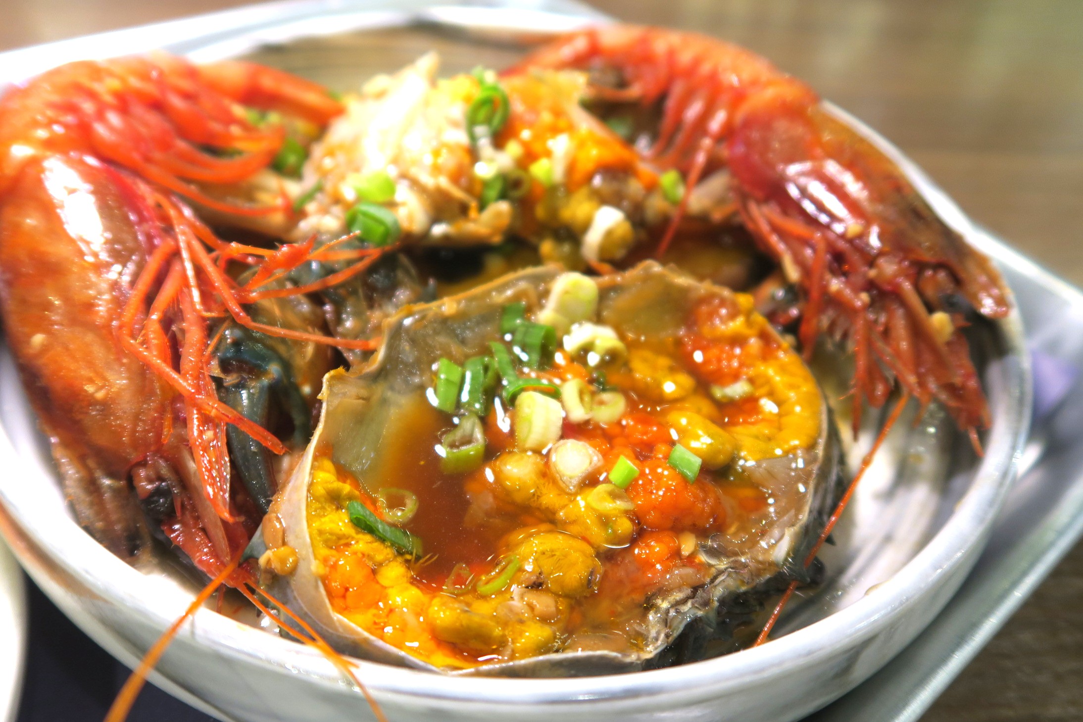 味爵主打的「高粱酒香生醃醬蟹」（880元／套餐）與「生醃魔鬼蝦」（680元／套餐）都醃漬入味卻不過鹹，讓人一吃難忘。