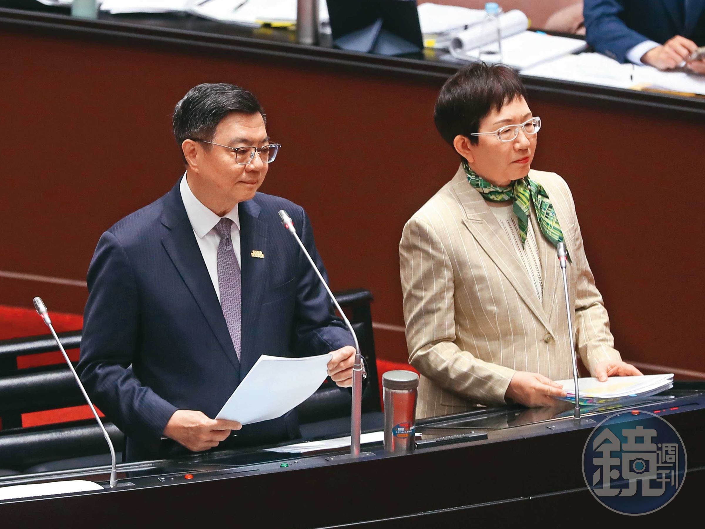 國票金經營權之爭,責督導公股業務的財政部在這次關鍵戰役中再度扮要角。圖為行政院院長卓榮泰(左)和財政部長莊翠雲在立法院備詢。
