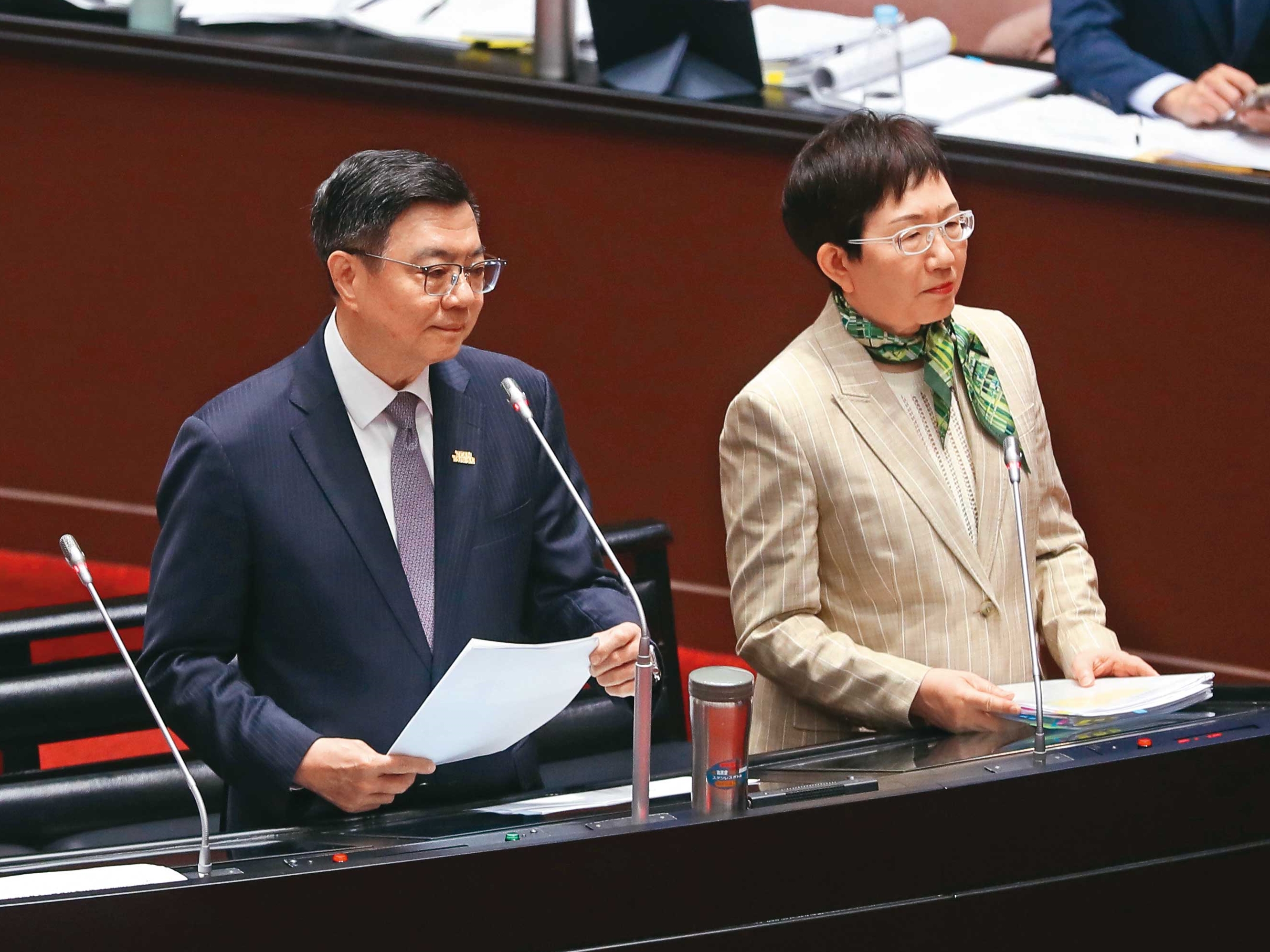 國票金經營權之爭，責督導公股業務的財政部在這次關鍵戰役中再度扮要角。圖為行政院院長卓榮泰（左）和財政部長莊翠雲在立法院備詢。